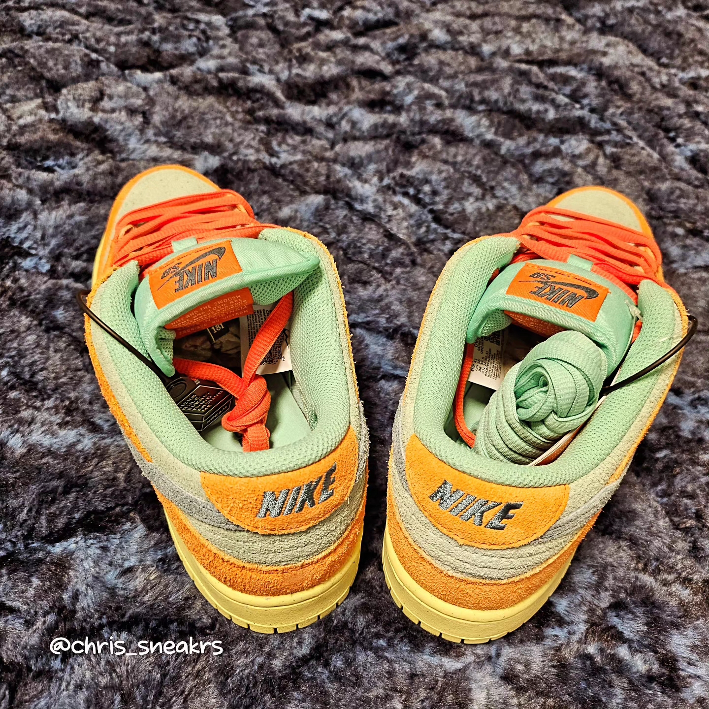Nike SB Dunk Low Pro Premium Orange and Emerald Rise 착용 스타일 - 5
