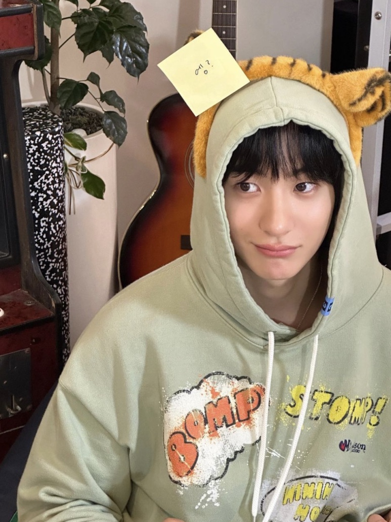 Maison Mihara Yasuhiro Words Balloon Printed Hoodie Green 착용 스타일