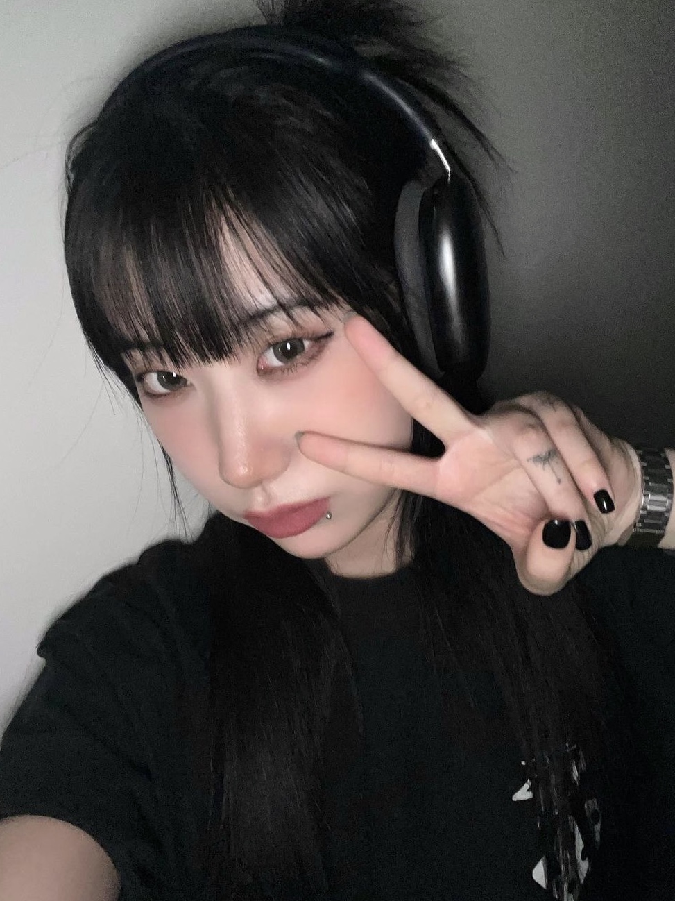 Stussy Dice Pigment Dyed T-Shirt Black 2023, Apple AirPods Max Lightning Space Gray (Korean Ver.) 착용 스타일 - 1