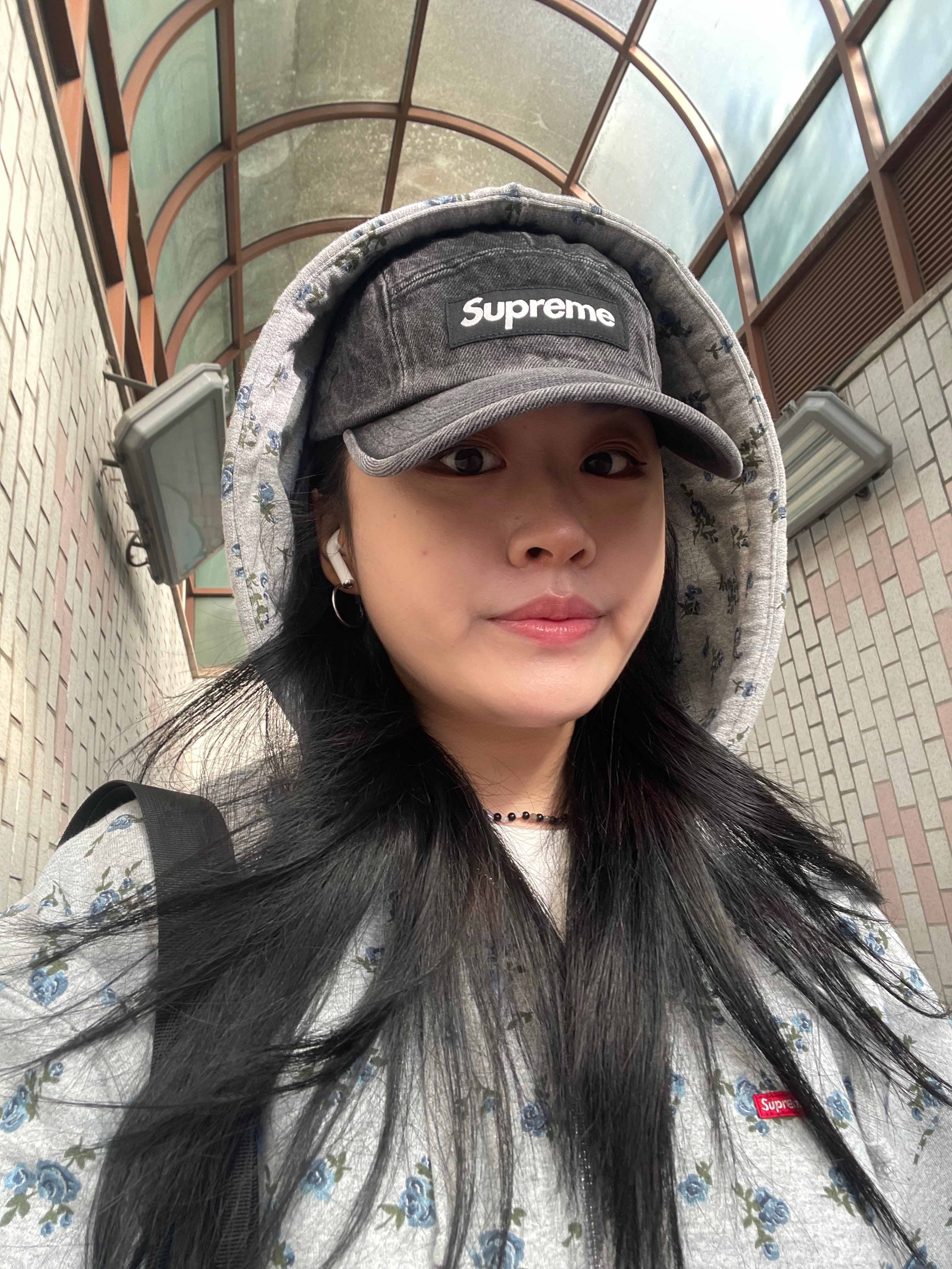Supreme Denim Camp Cap Black - 24SS, Supreme Small Box Zip Up Hooded Sweatshirt Flowers - 23FW 착용 스타일 - 2