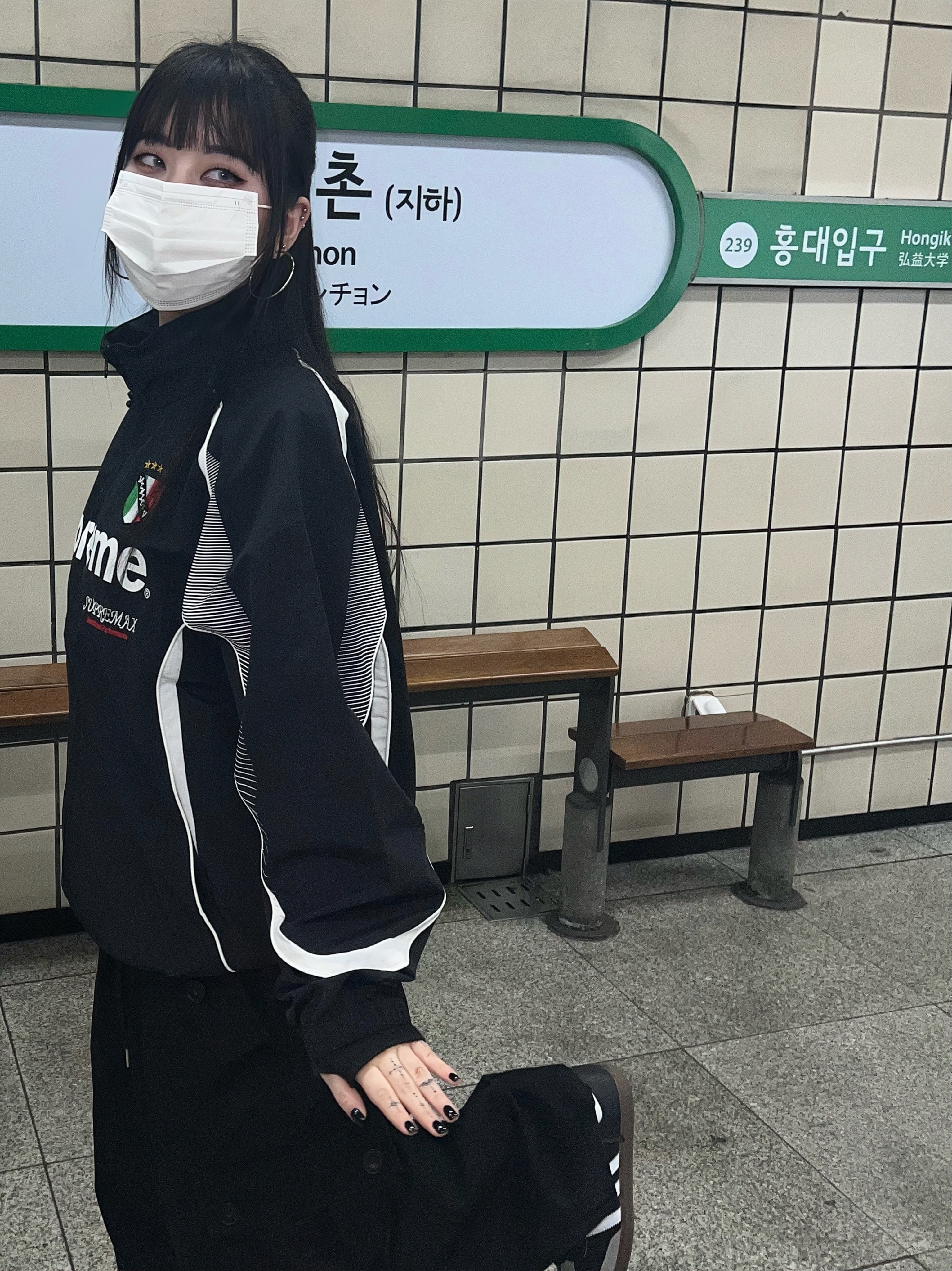 Supreme x Umbro Track Jacket Black - 22SS, Adidas Samba Vegan Black White 착용 스타일 - 2