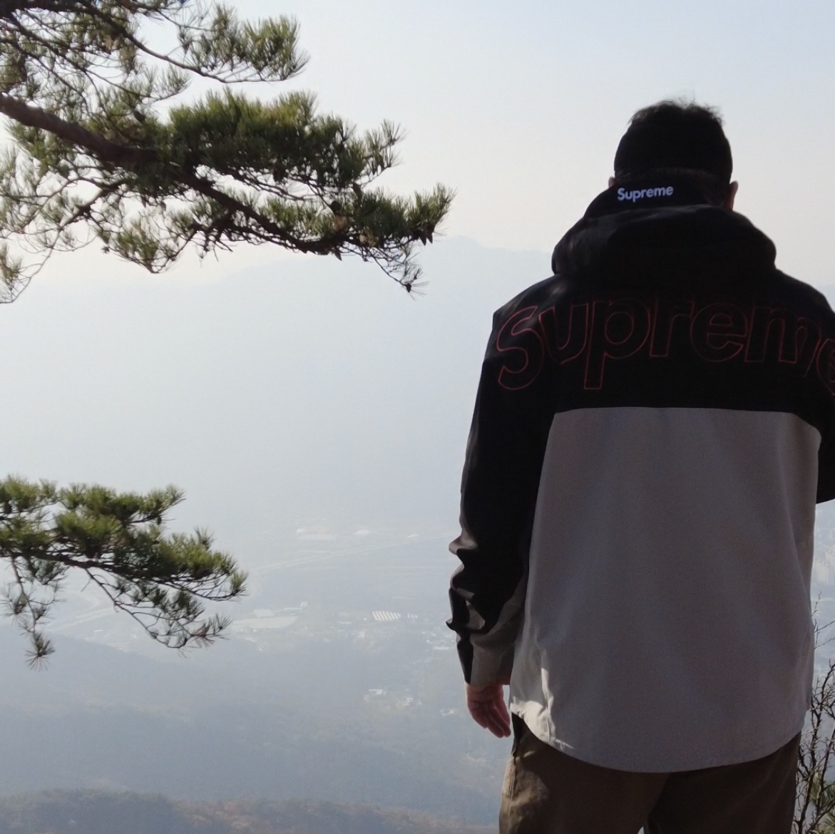 Supreme x The North Face Taped Seam Shell Jacket Grey - 22FW, Nike ACG Dri-Fit ADV Flyease Pants Hazel Rush - Asia 착용 스타일 - 1