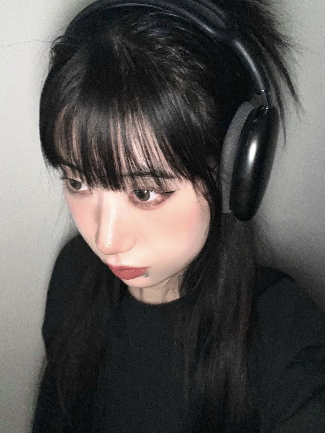 Stussy Dice Pigment Dyed T-Shirt Black 2023, Apple AirPods Max Lightning Space Gray (Korean Ver.) 착용 스타일 - 3