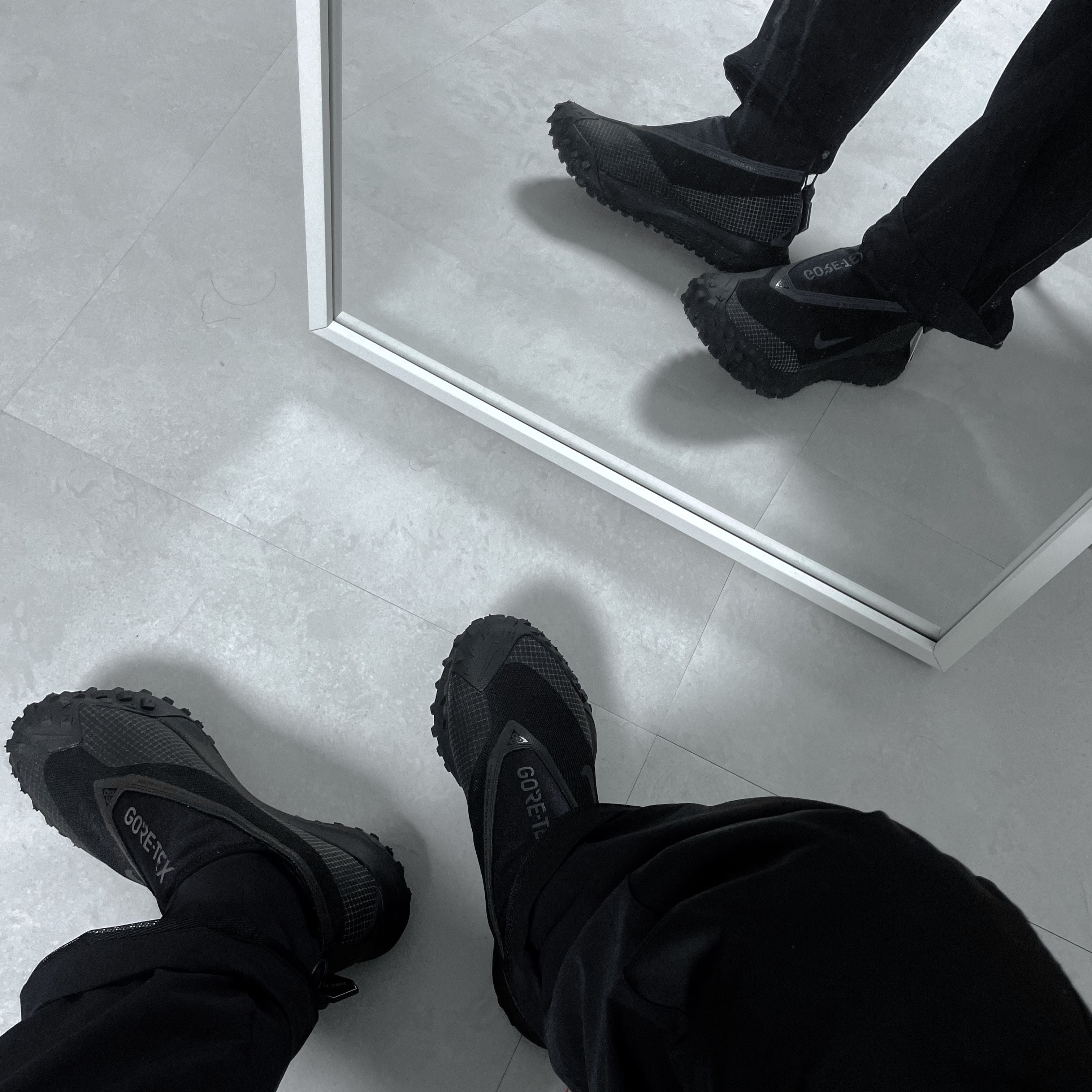 Nike ACG Mountain Fly Gore-Tex Black and Dark Grey 착용 스타일