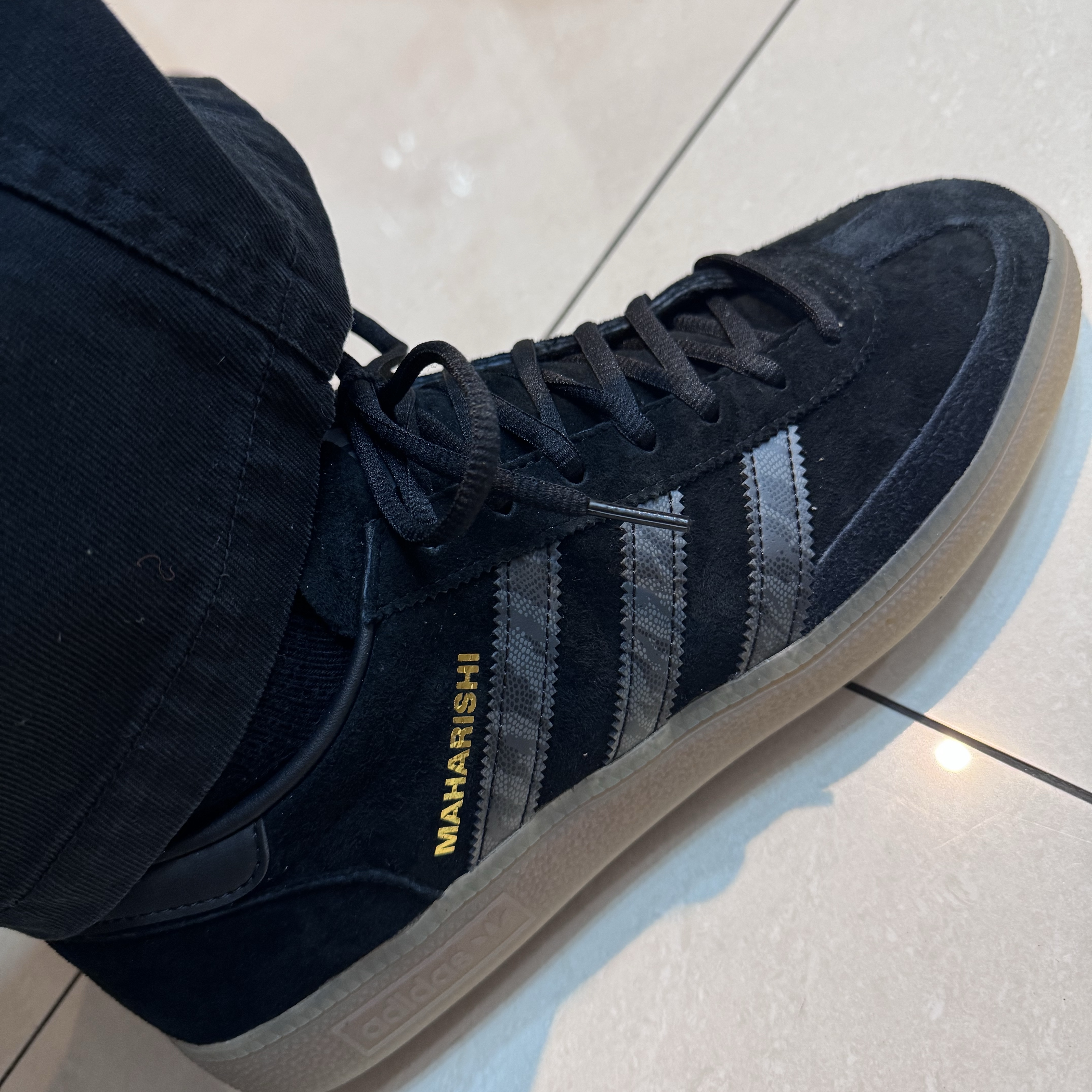 Adidas x Maharishi Spezial Handball Core Black 착용 스타일 - 1