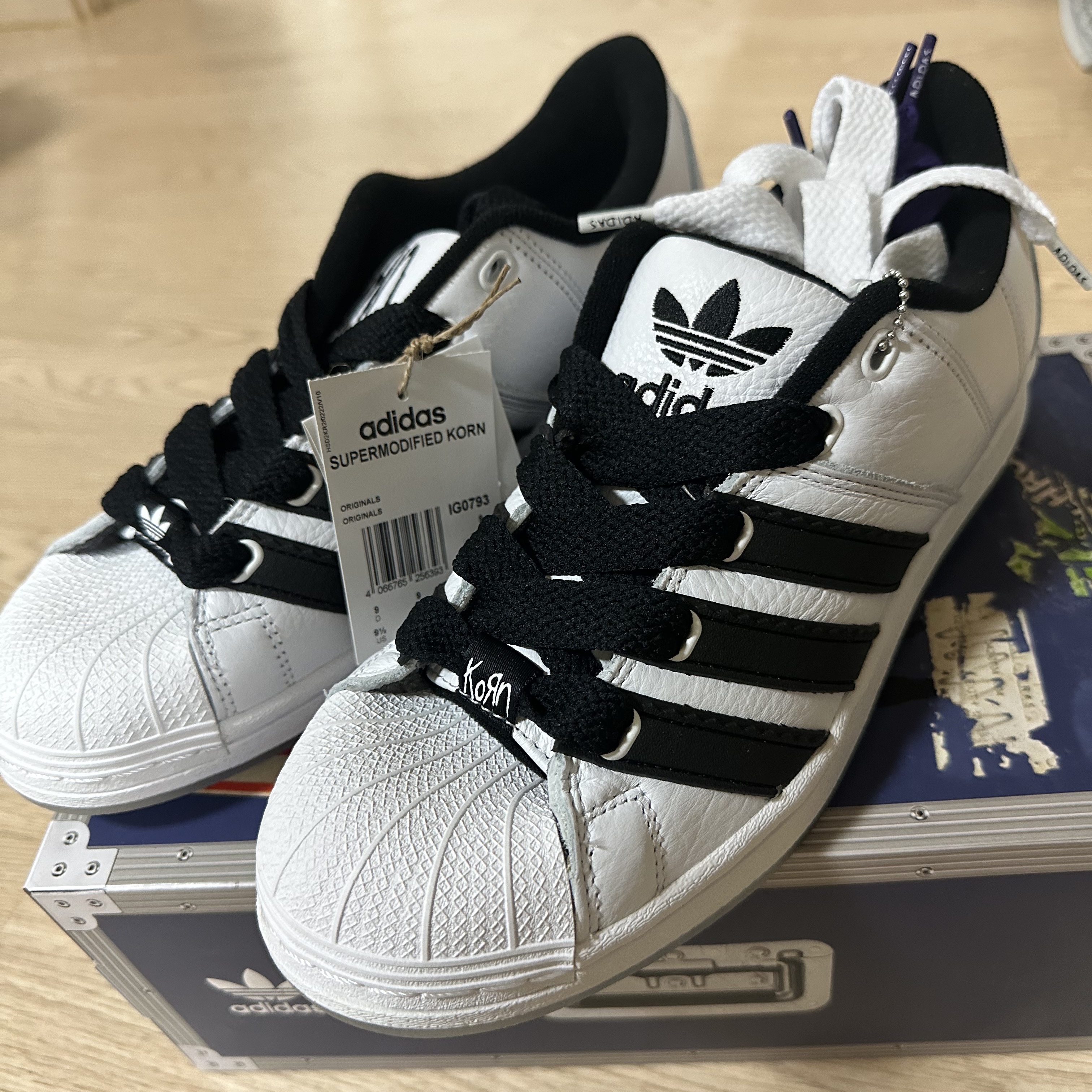 Adidas x KoRn Superstar Supermodified Cloud White Core Black 착용 스타일 - 4