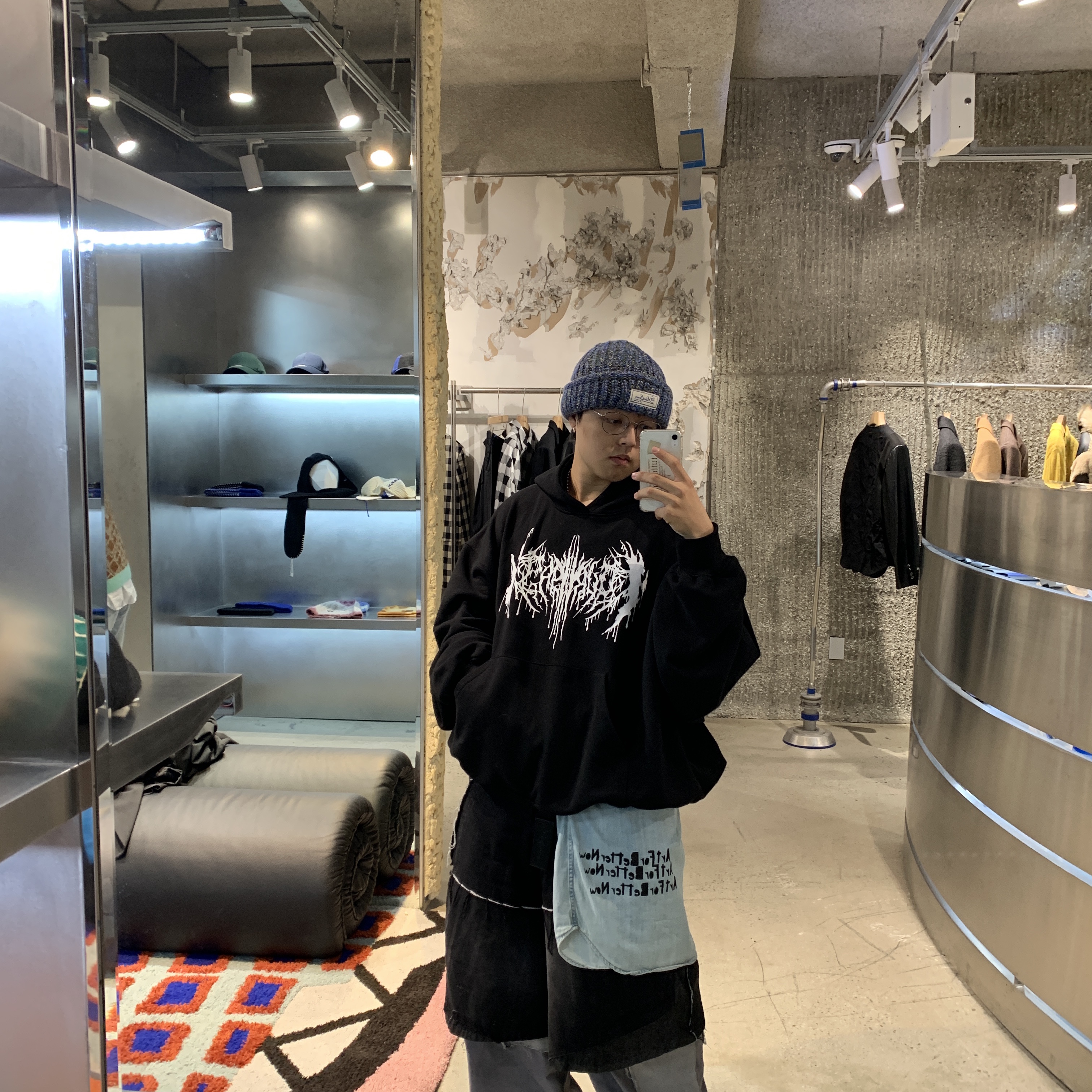 Ourpas 075 Glitter Logo Hoodie 착용 스타일 - 1