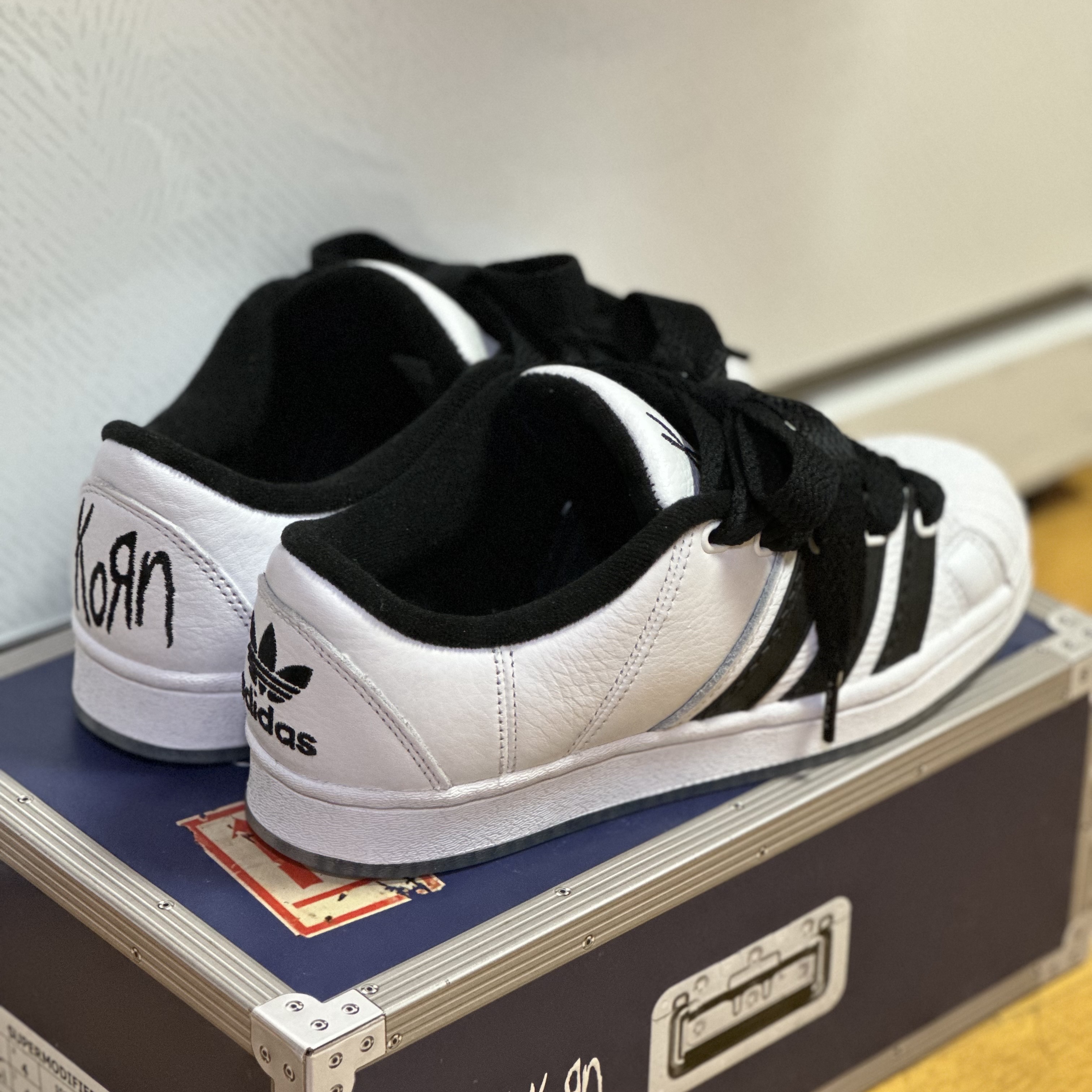 Adidas x KoRn Superstar Supermodified Cloud White Core Black 착용 스타일 - 2