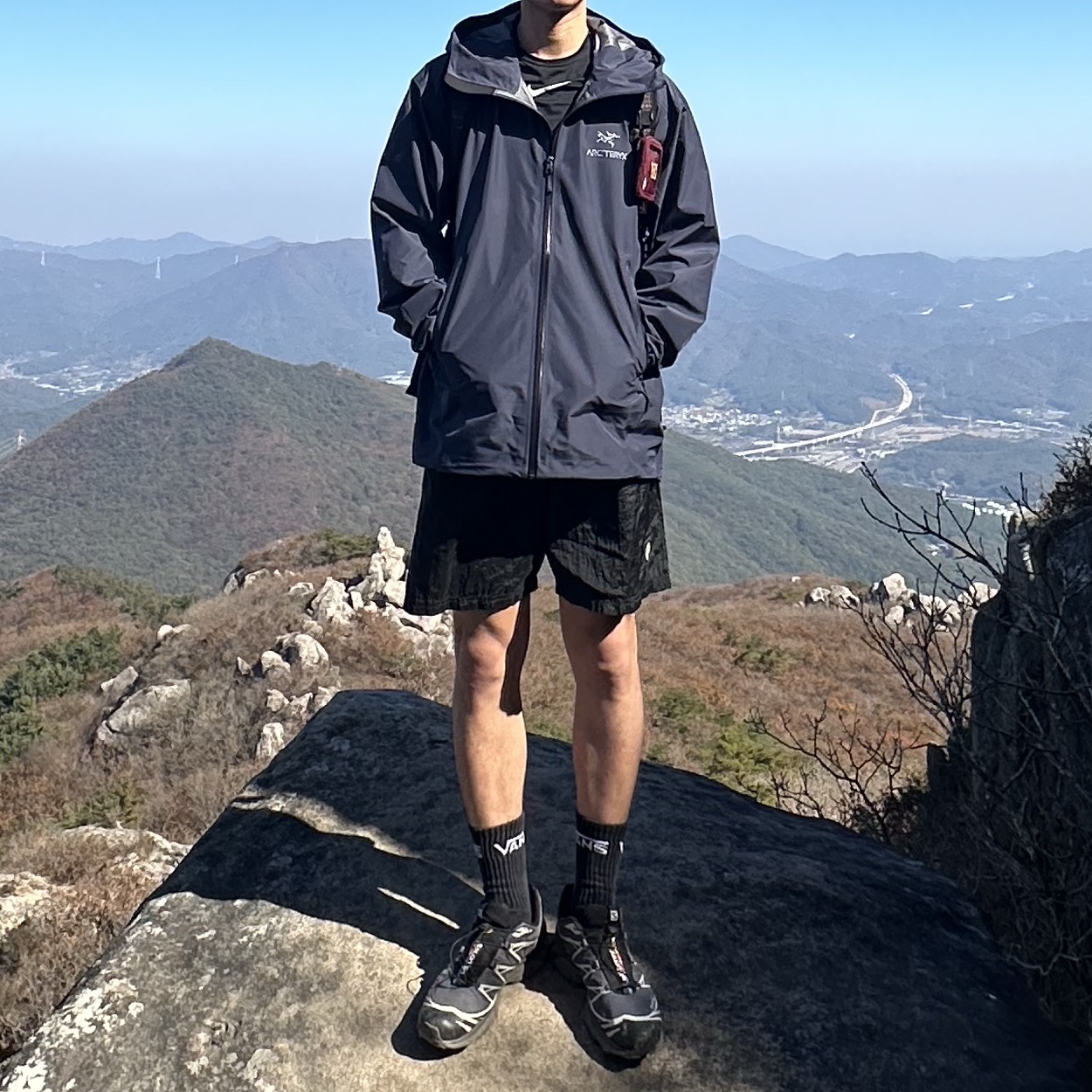Arc'teryx Beta LT Jacket Black Sapphire, Salomon XT-6 Gore-Tex Black Ebony 착용 스타일 - 2