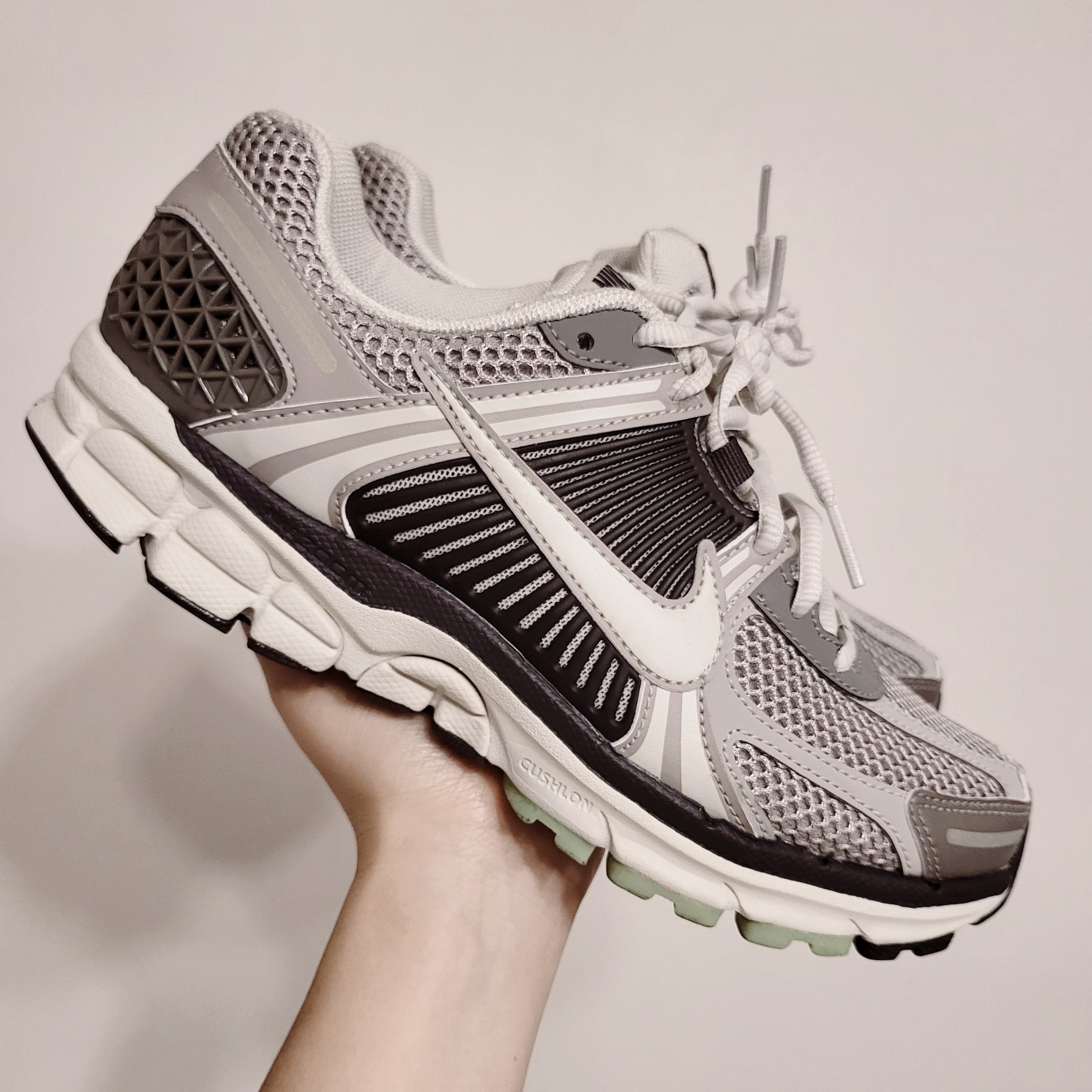 (W) Nike Zoom Vomero 5 Cobblestone and Flat Pewter 착용 스타일