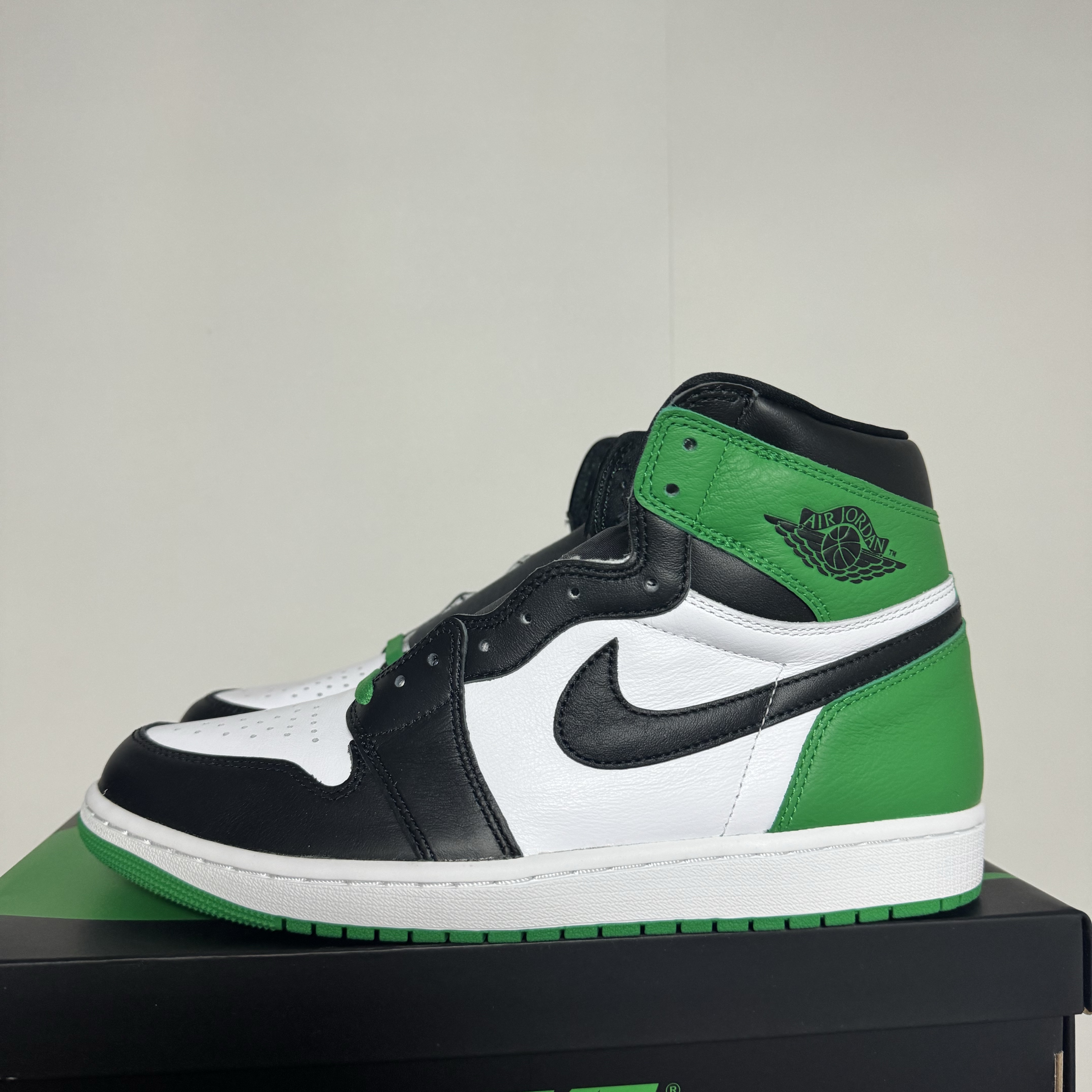 Jordan 1 Retro High OG Black and Lucky Green 착용 스타일