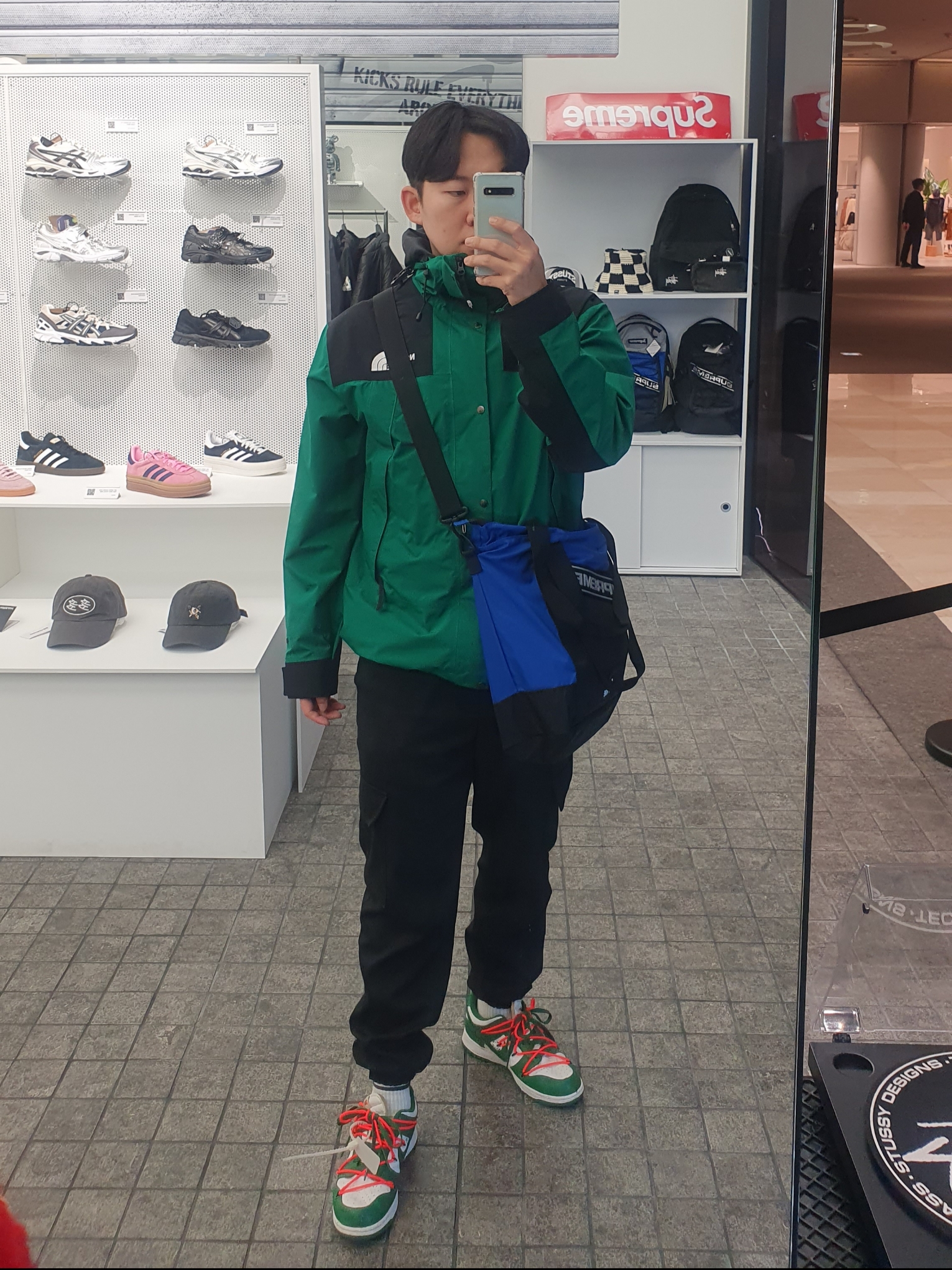Nike x Off-White Dunk Low Pine Green, Supreme Tote Bag Blue - 23FW 착용 스타일