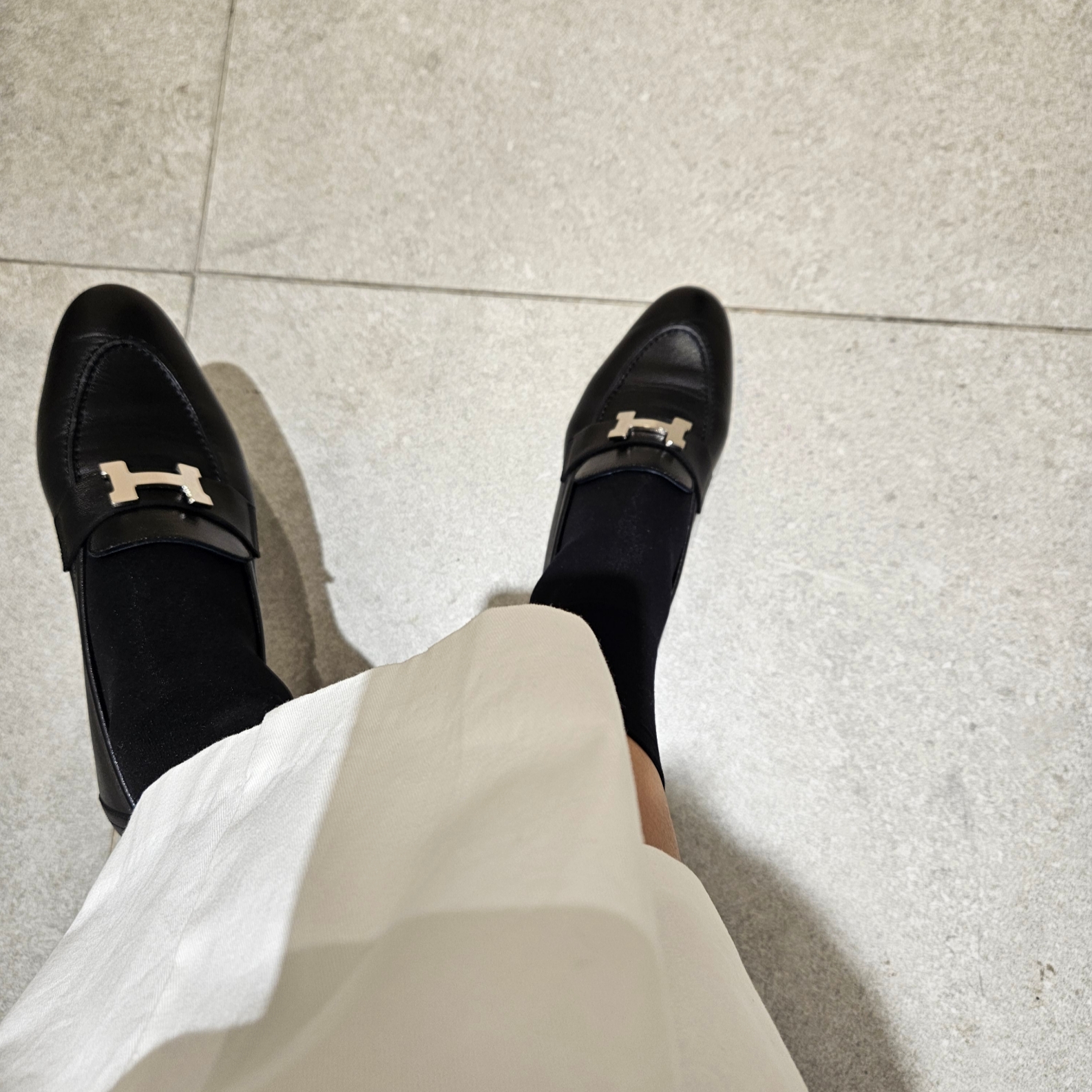 (W) Hermes Paris Loafers Goatskin & Palladium Noir 착용 스타일 - 2