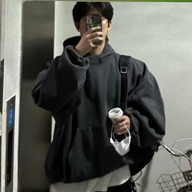 Yeezy Gap Engineered By Balenciaga Dove Hoodie Black 착용 스타일