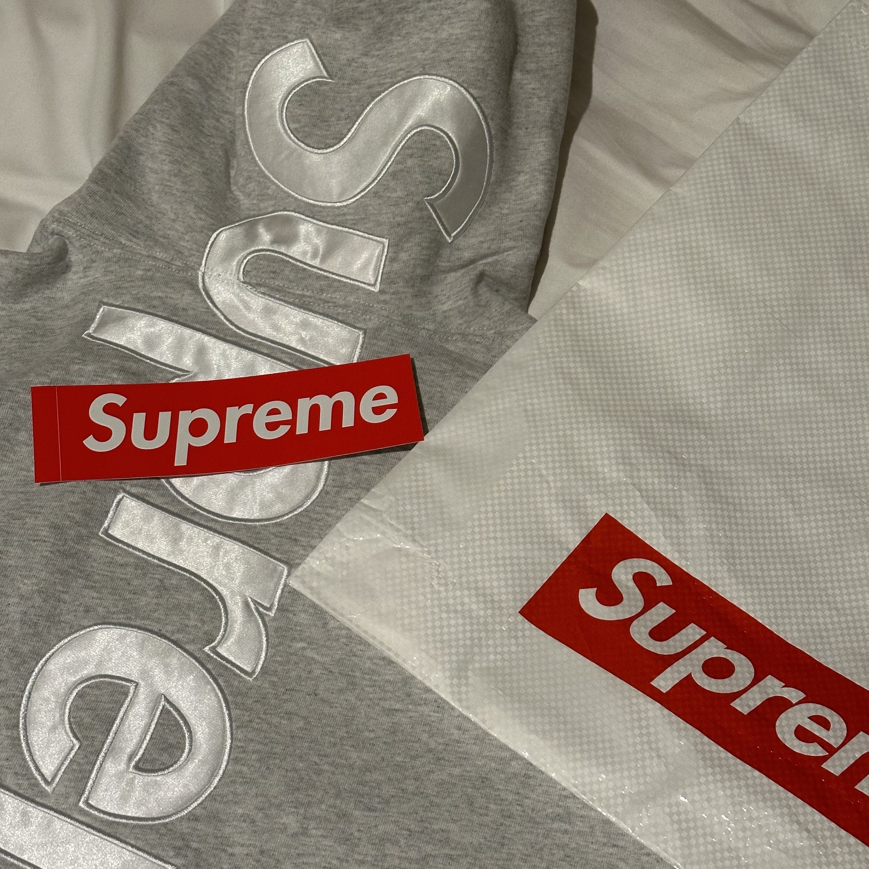 Supreme Satin Applique Hooded Sweatshirt Ash Grey - 23FW 착용 스타일 - 2
