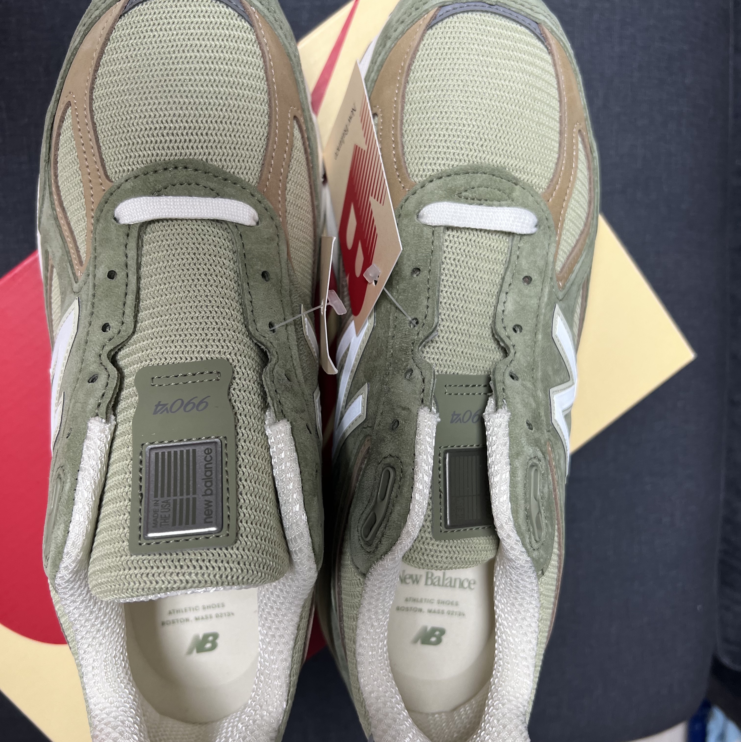 New Balance 990v4 Made in USA Olive Incense 착용 스타일 - 1