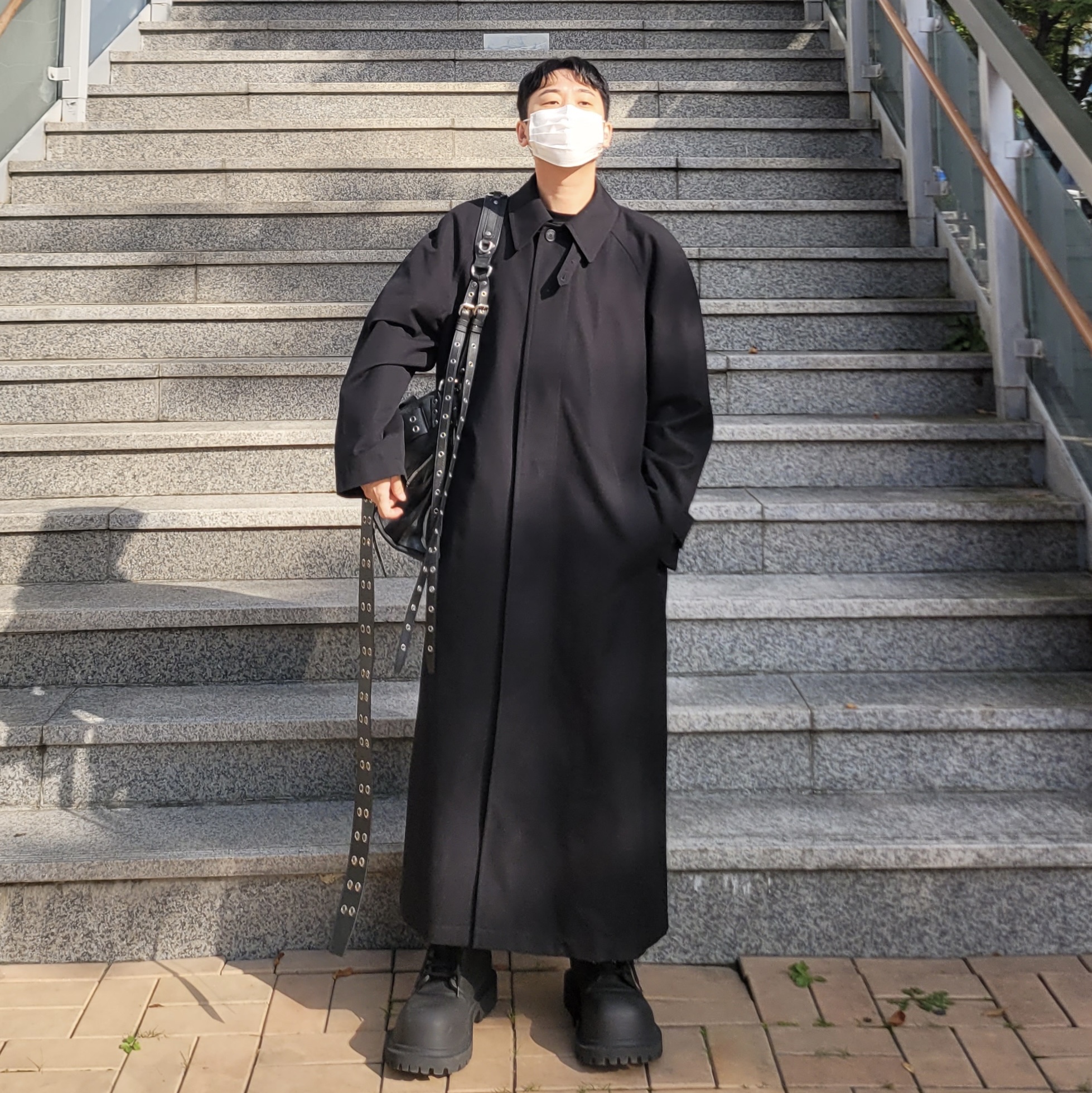Balenciaga XL Army Boots Full Eva Black, Balenciaga Oversized Raglan Carcoat Black 착용 스타일 - 1