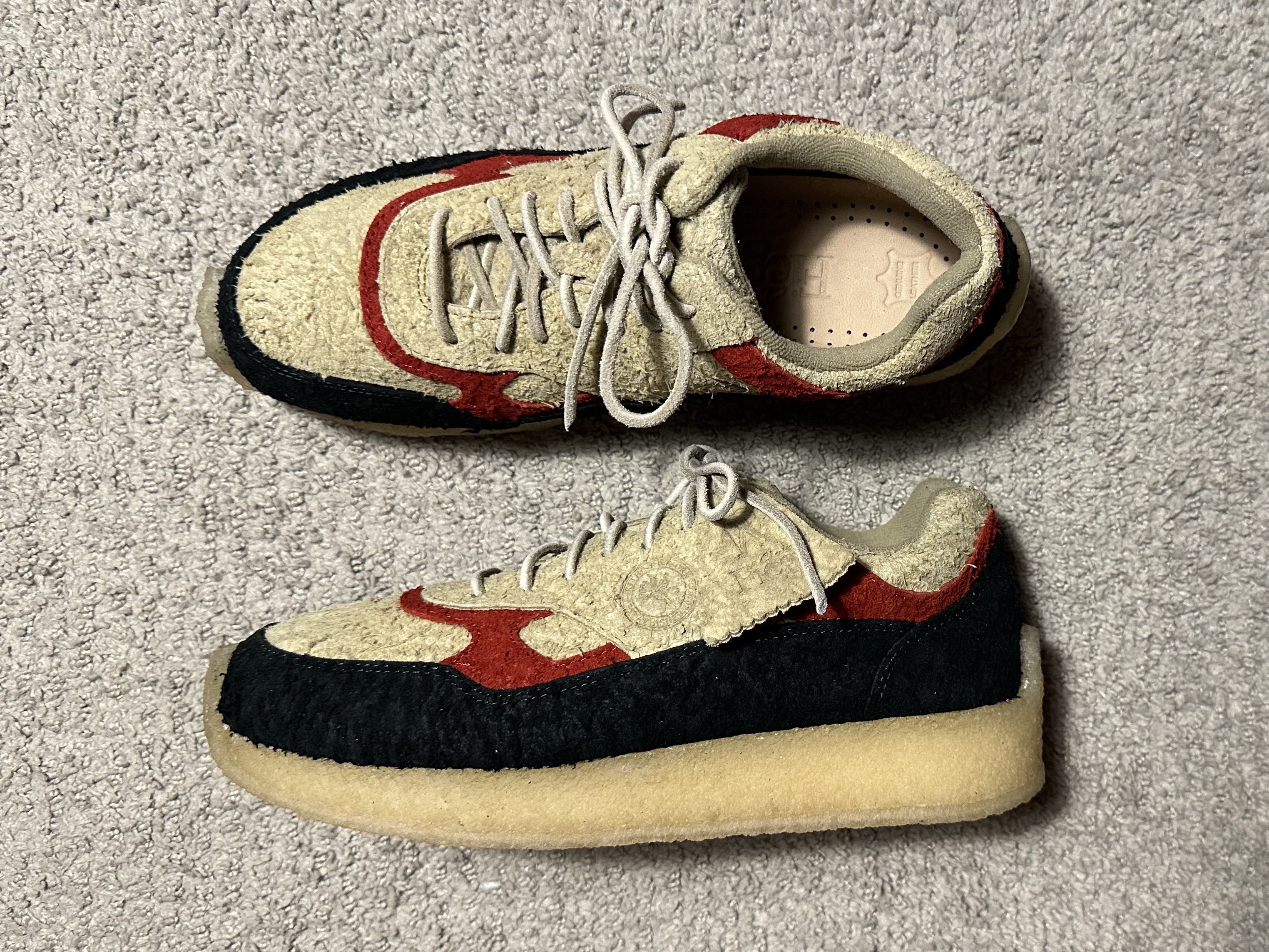 Clarks x Ronnie Fieg Lockhill 8th Street Hairy Suede Scarab 착용 스타일 - 2