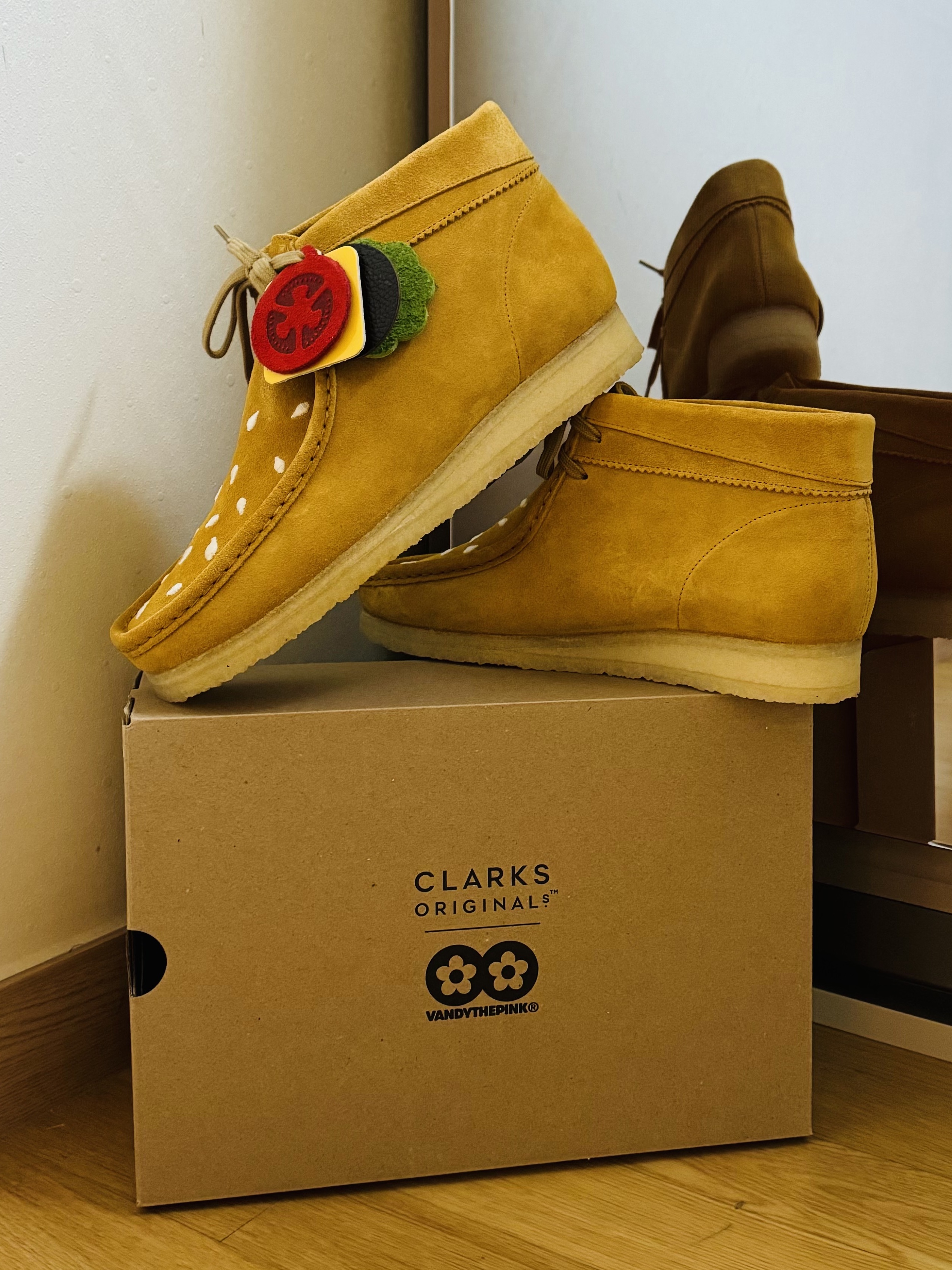 Clarks x Vandy The Pink Wallabee Boot Tan 착용 스타일 - 2