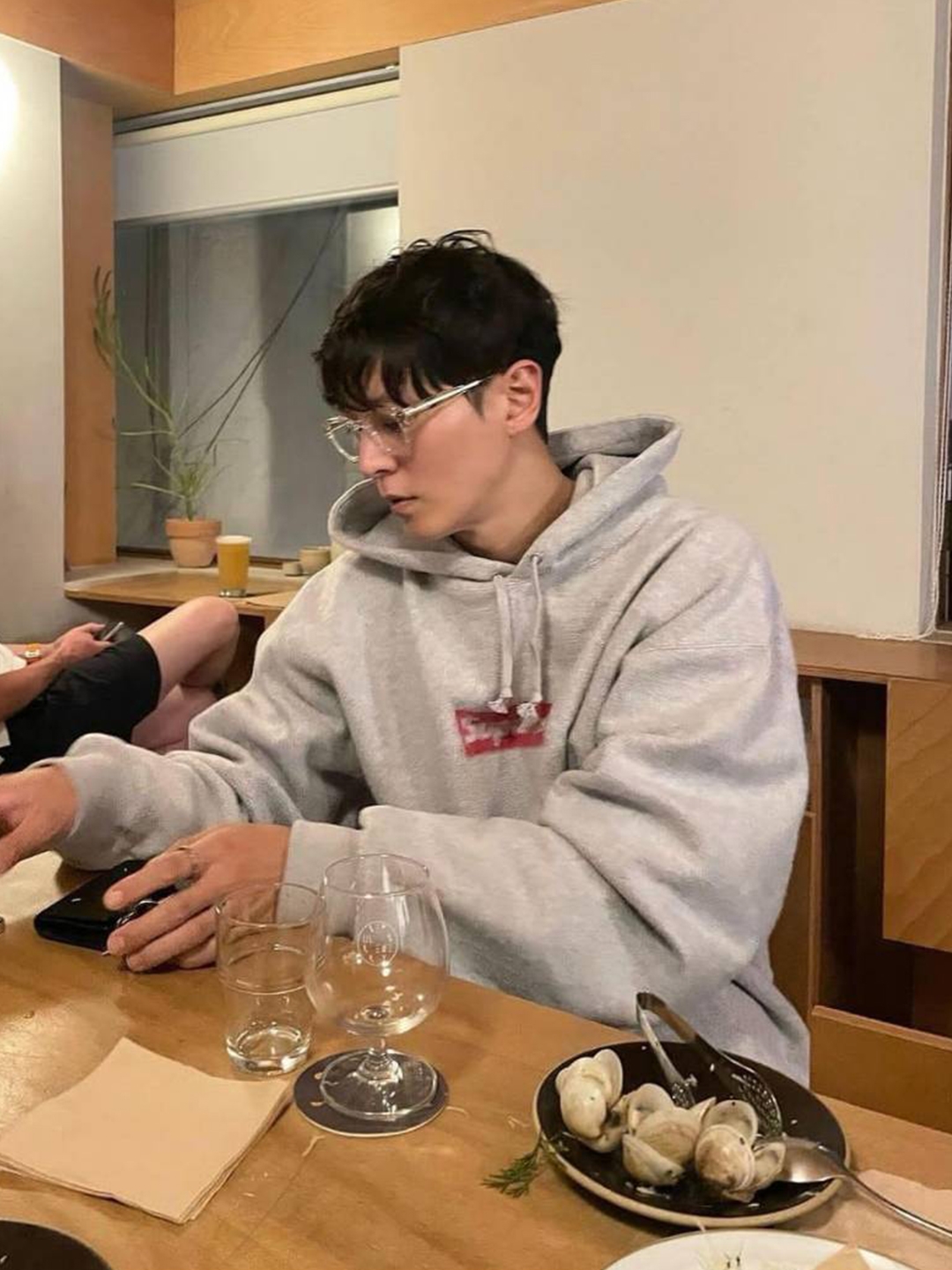 Supreme Small Box Hooded Sweatshirt Ash Grey - 23SS, Supreme Inside Out Box Logo Hooded Sweatshirt Heather Grey - 23SS 착용 스타일 - 3