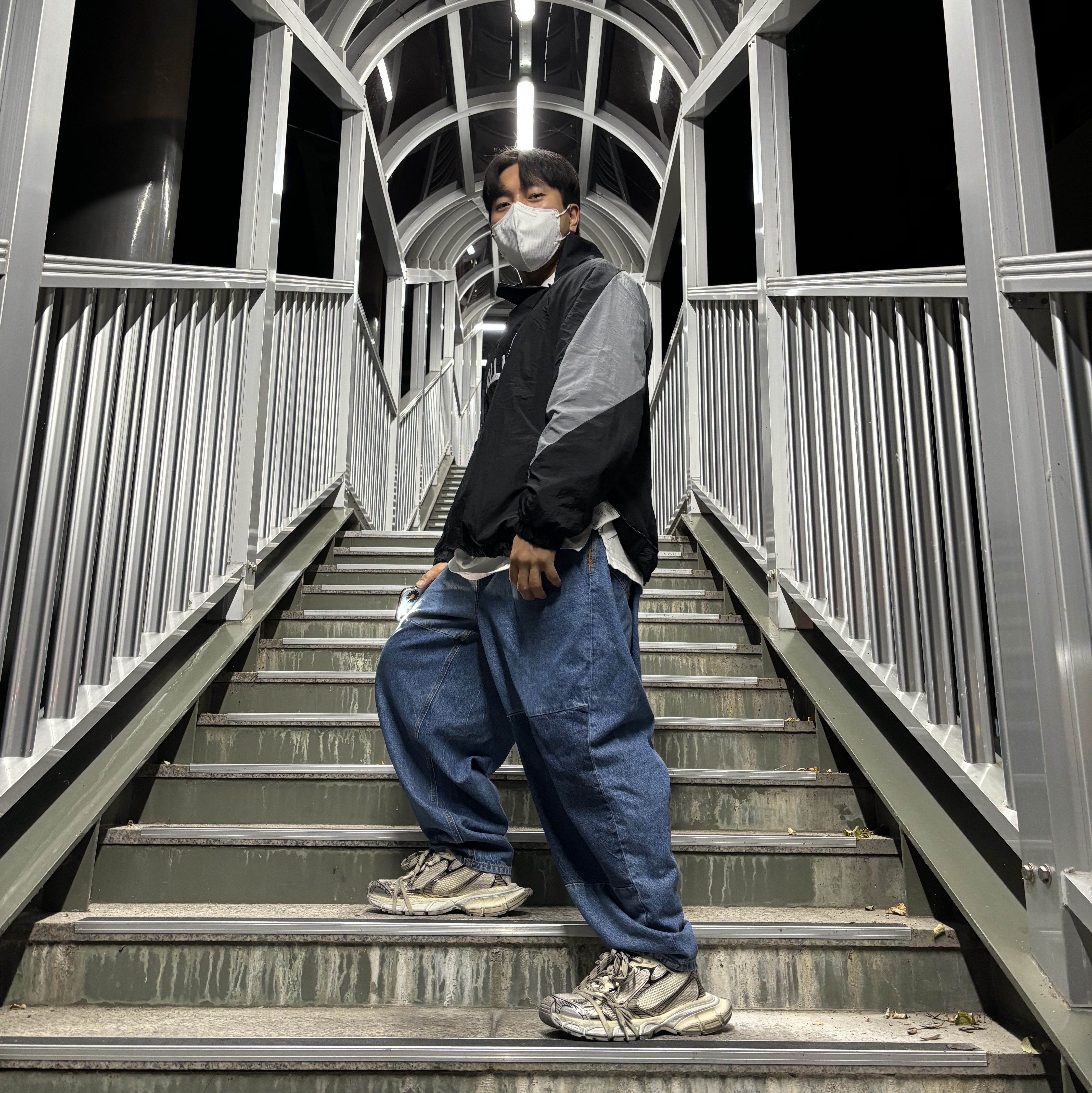 Balenciaga 3XL Sneakers Beige, Zara x Ader Error Barrel Leg Jeans Blue 착용 스타일 - 3