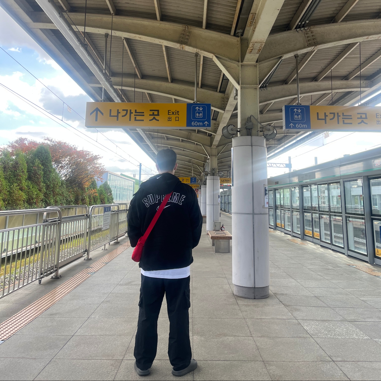 Supreme x Nike Arc Corduroy Hooded Jacket Black - 22SS, Supreme Woven Shoulder Bag Red - 23SS 착용 스타일
