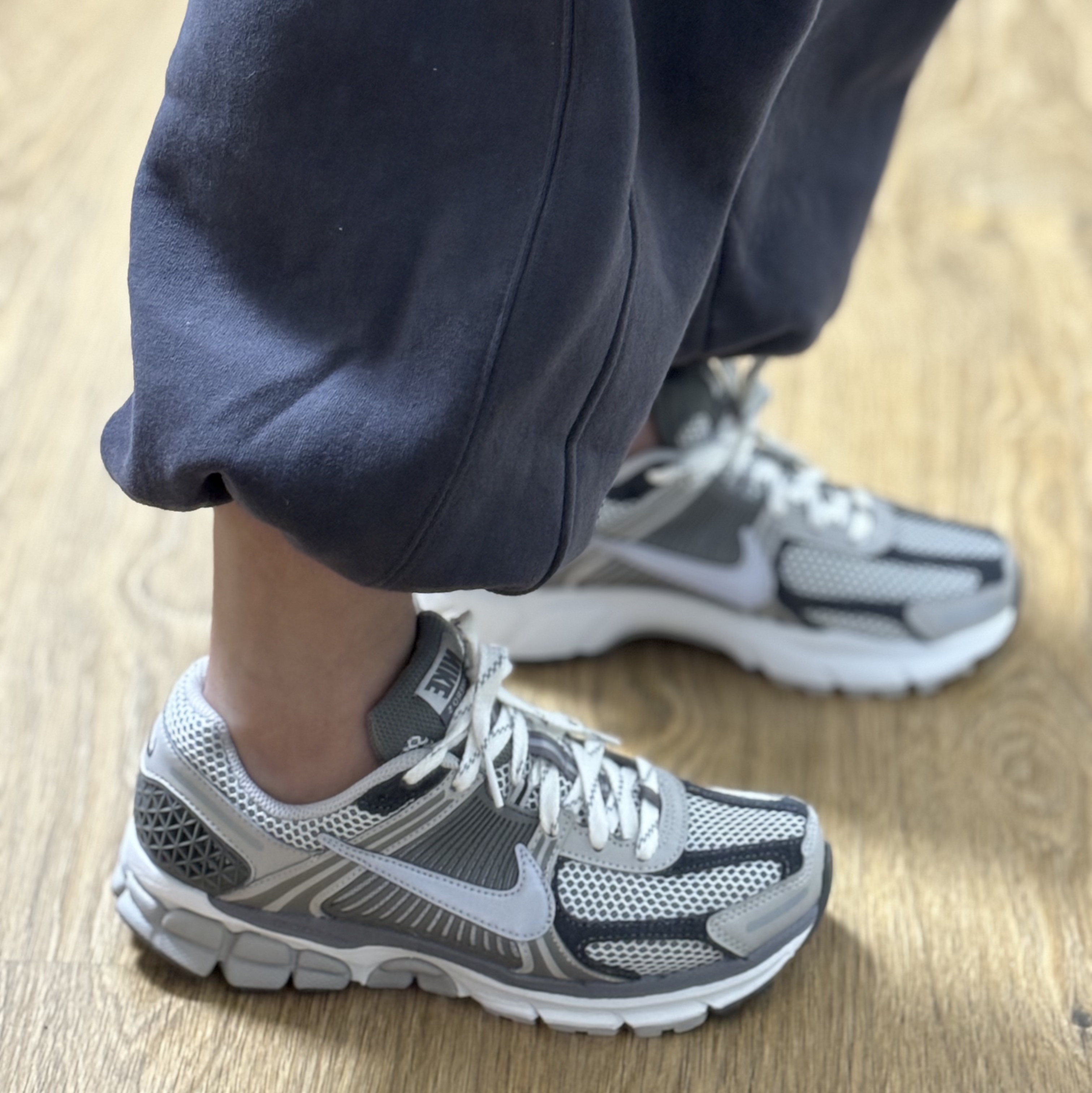 Nike Zoom Vomero 5 PRM Light Iron Ore and Flat Fewter 착용 스타일