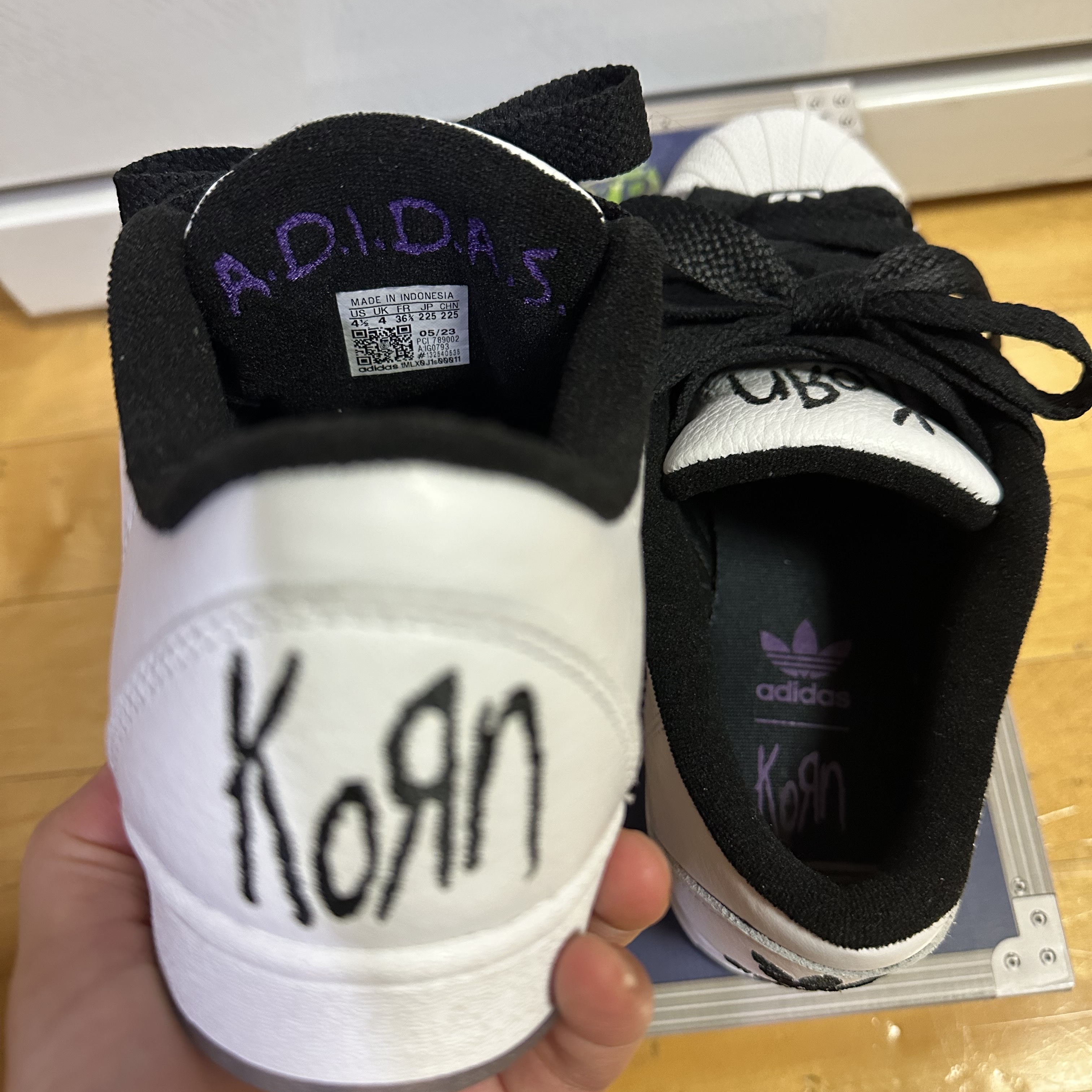 Adidas x KoRn Superstar Supermodified Cloud White Core Black 착용 스타일 - 3