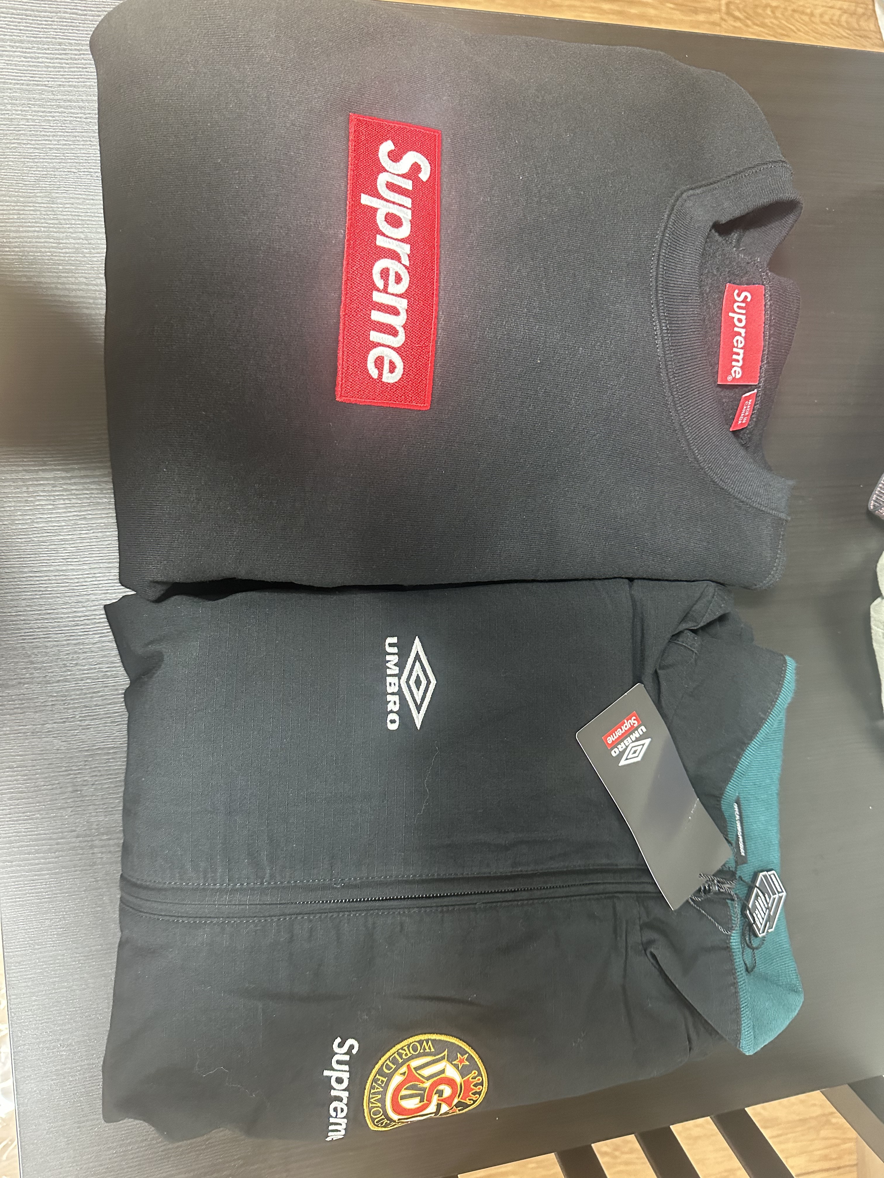 Supreme x Umbro Cotton Ripstop Track Jacket Black - 23FW, Supreme Box Logo Crewneck Black - 22FW 착용 스타일