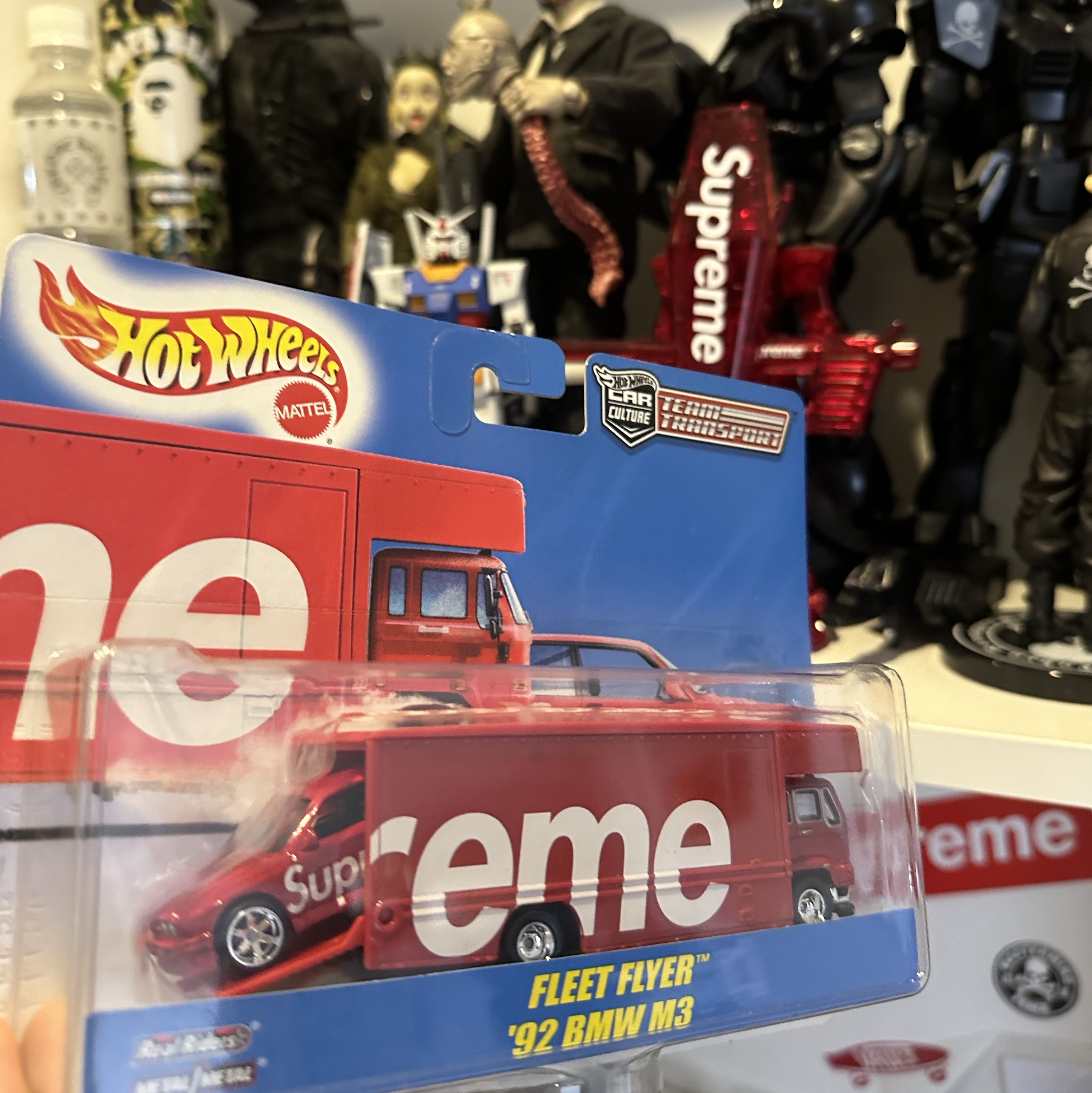Hot Wheels x Supreme Fleet Flyer + 1992 BMW M3 Red - 19SS 착용 스타일