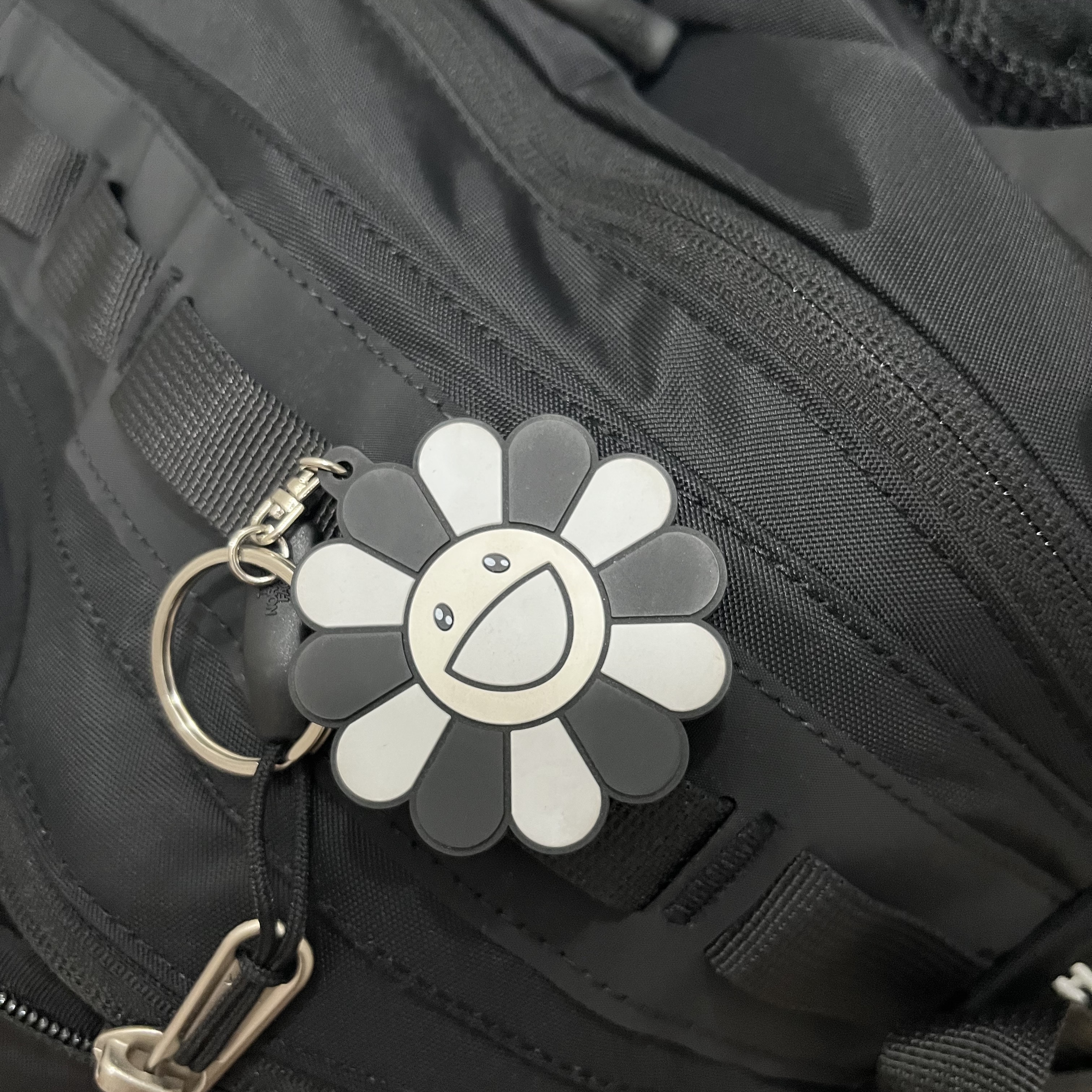 Kaikai Kiki Flower Rubber Keyring Gray Black 착용 스타일