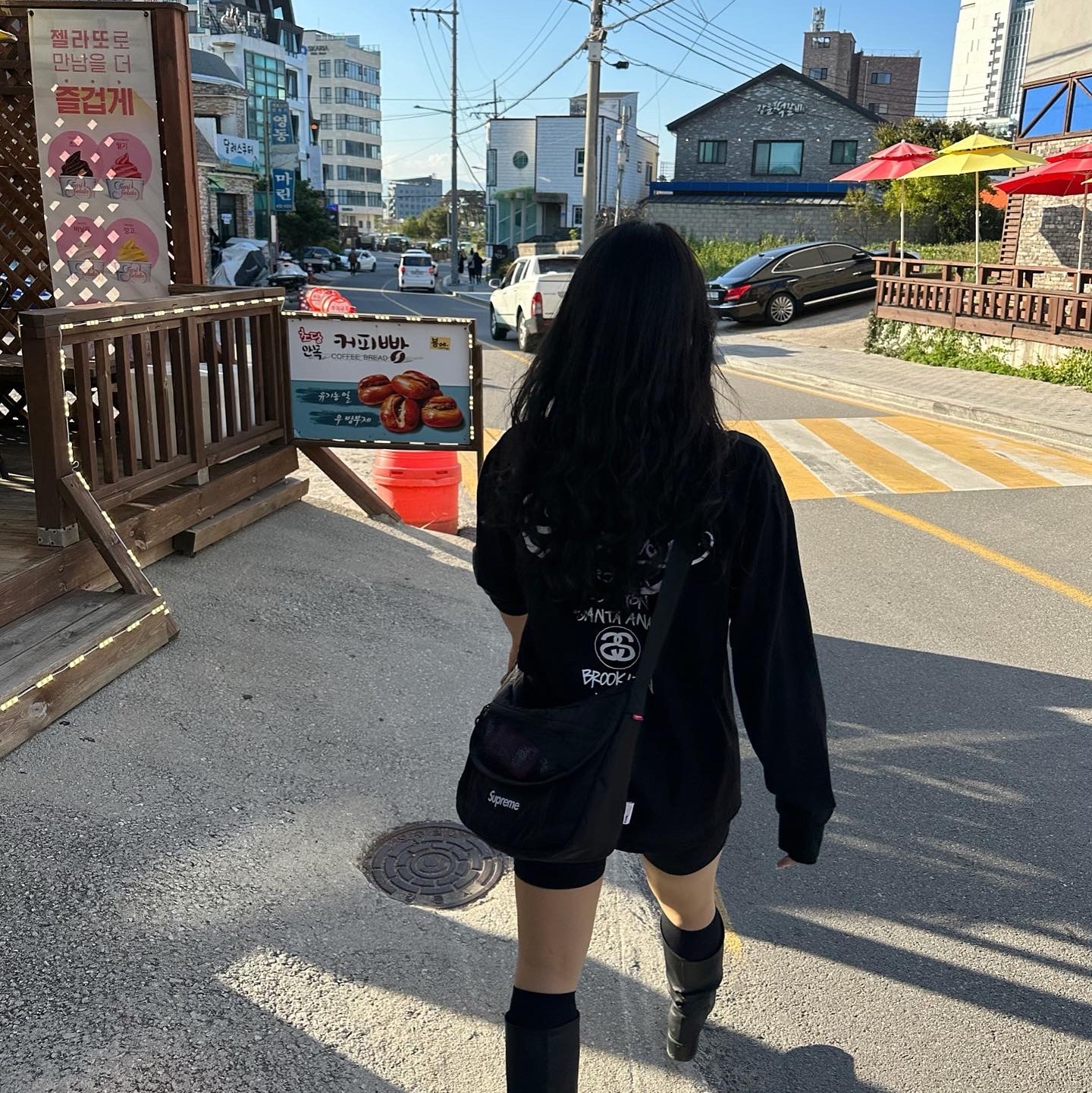 Stussy DSM World Tour LS T-Shirt Black, Supreme Small Messenger Bag Black - 22SS 착용 스타일 - 2