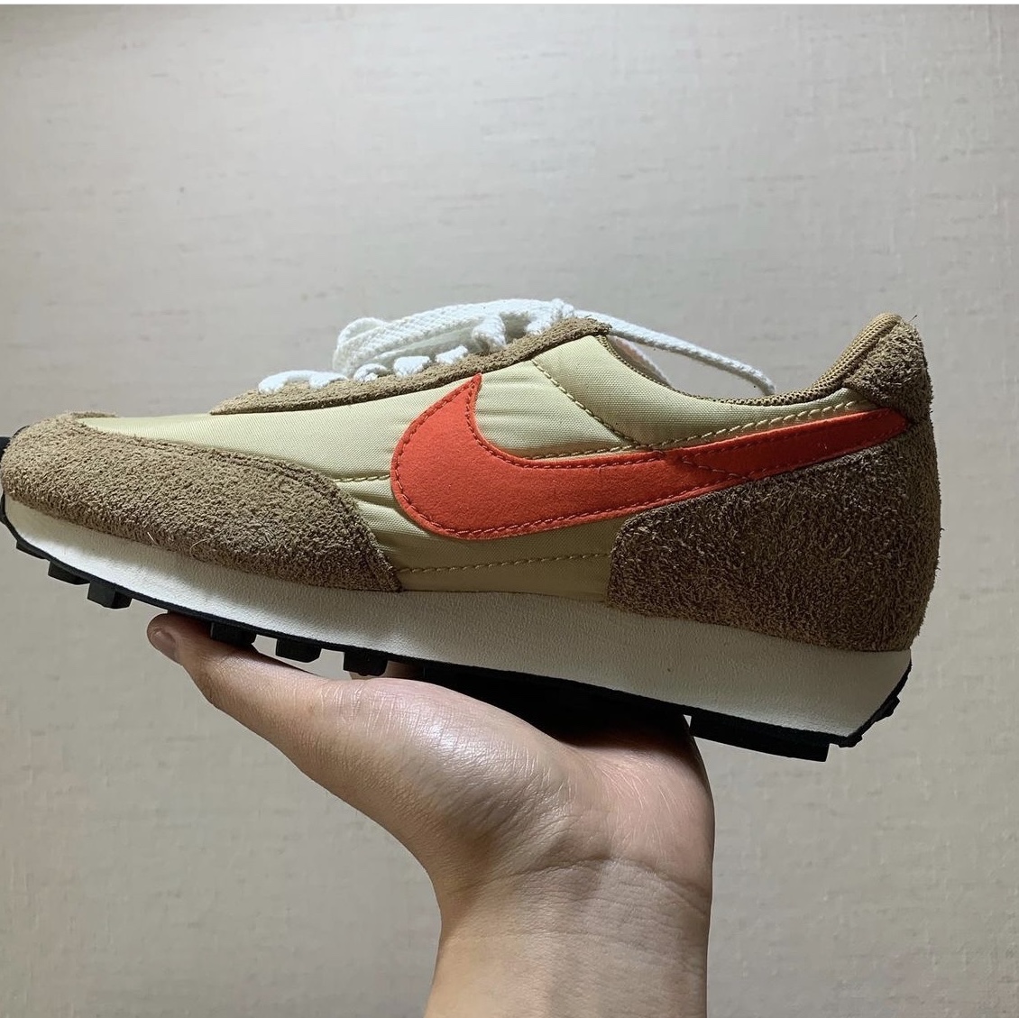 Nike Daybreak SP Vegas Gold College Orange 착용 스타일