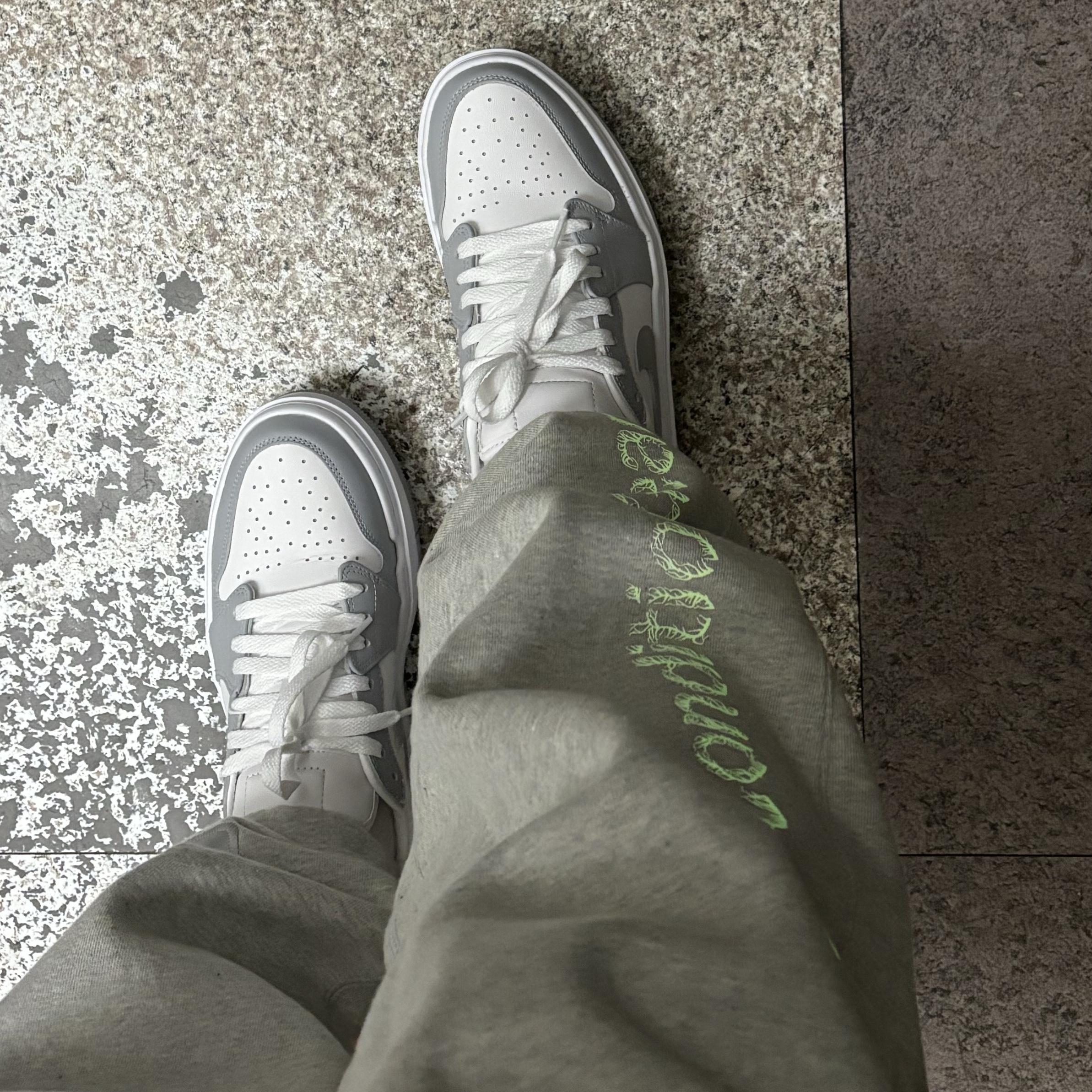 (W) Jordan 1 Elevate Low White and Wolf Grey, Nike ACG Therma-Fit Fleece Pants Airora Grey Heather - US/EU 착용 스타일