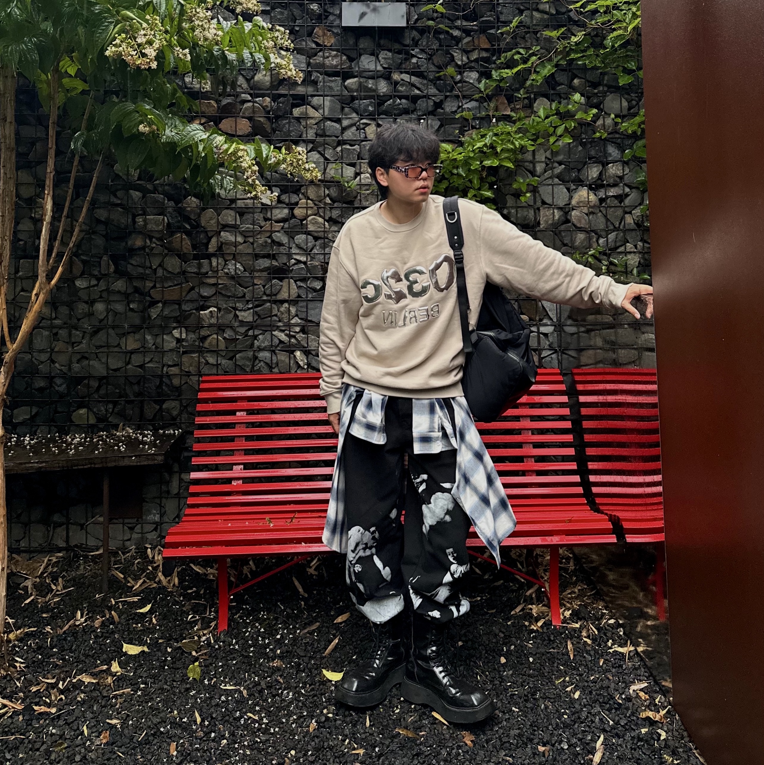 Millo Archive Ombre Check Shirt Navy, Gentle Monster x Thug Club Techno 01 Black 착용 스타일 - 1