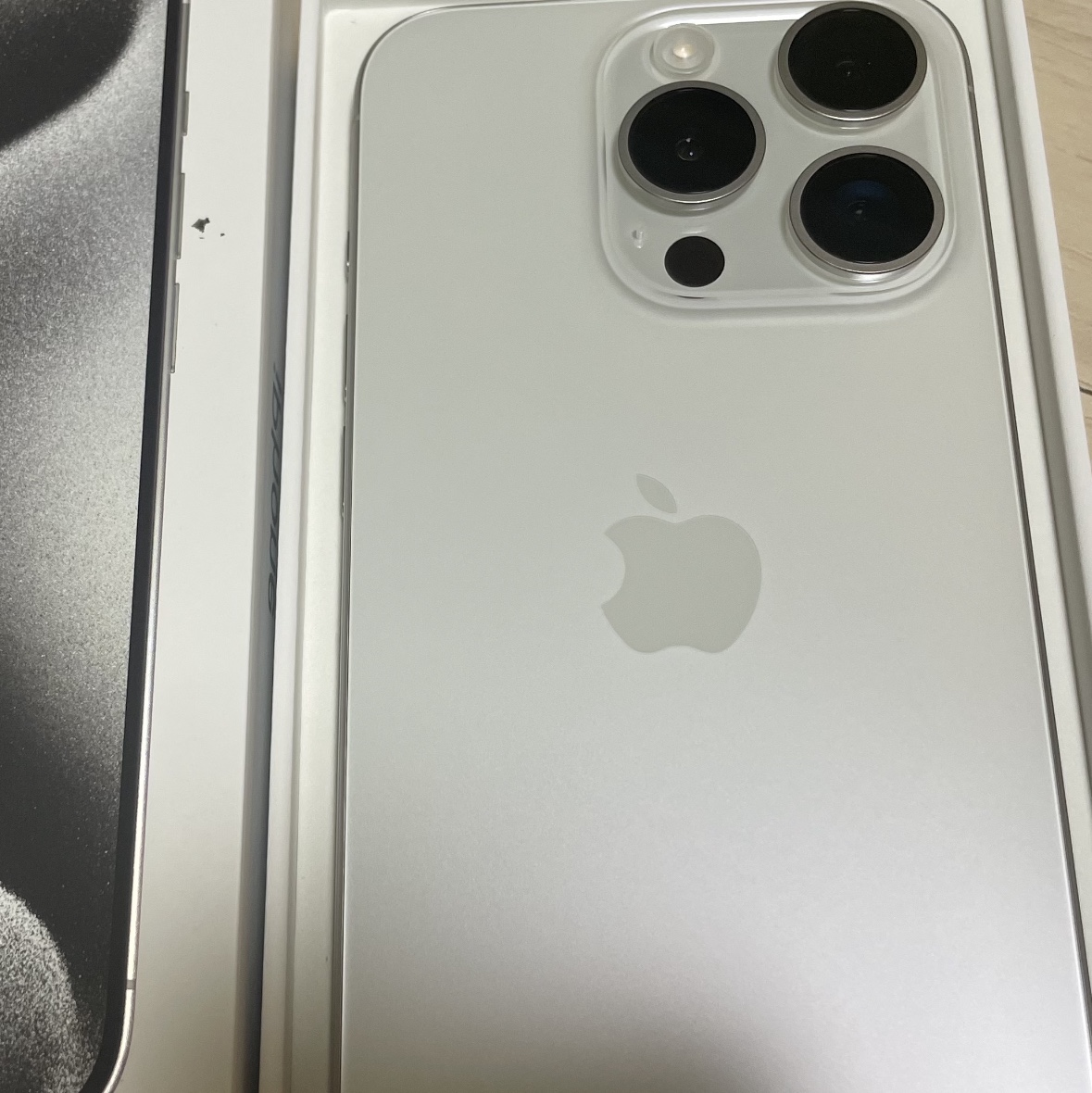 Apple iPhone 15 Pro 256GB White Titanium (Korean Ver.) 착용 스타일 - 1