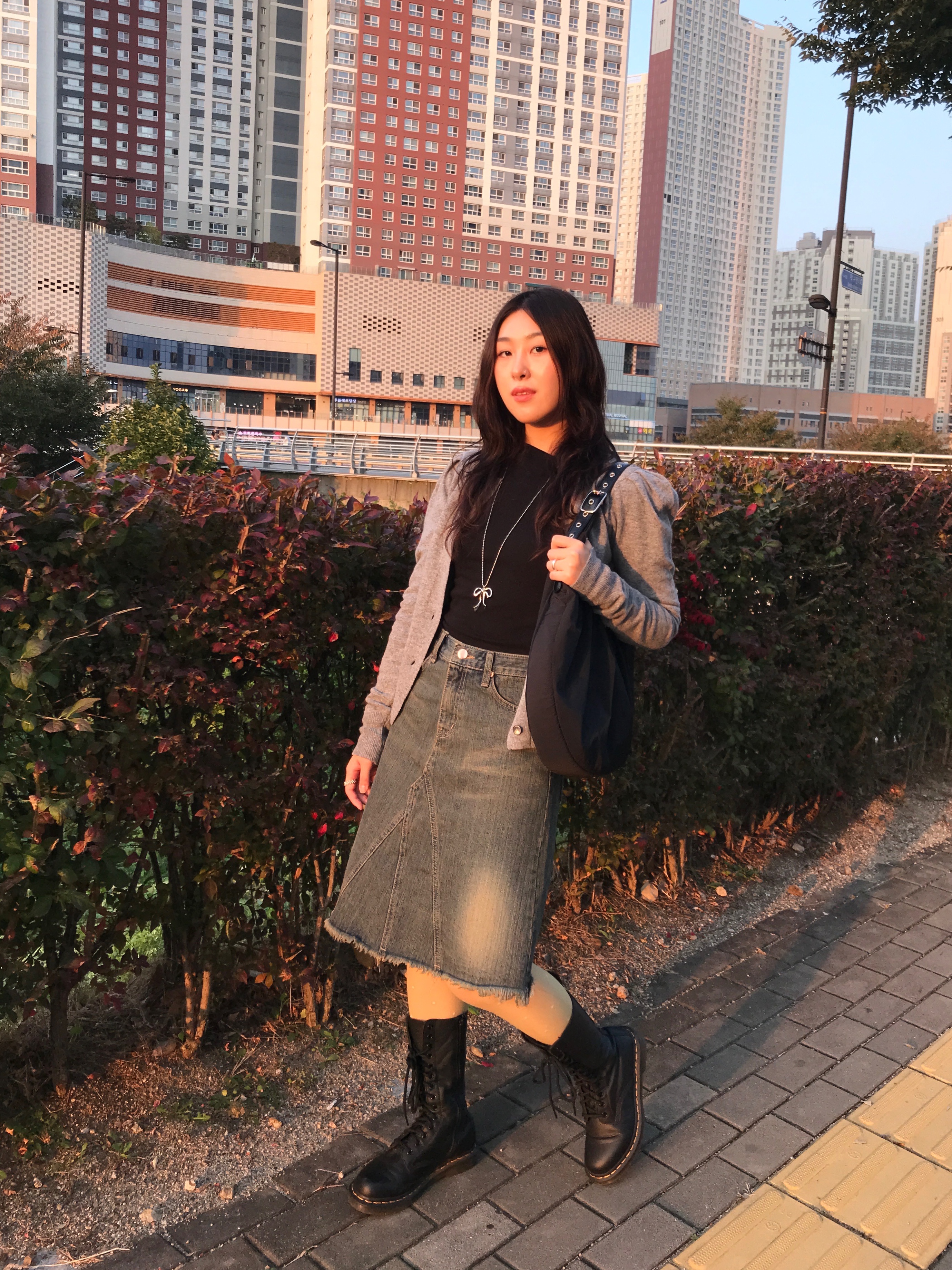 (W) Dr. Martens 1490 Virginia Black 착용 스타일 - 2