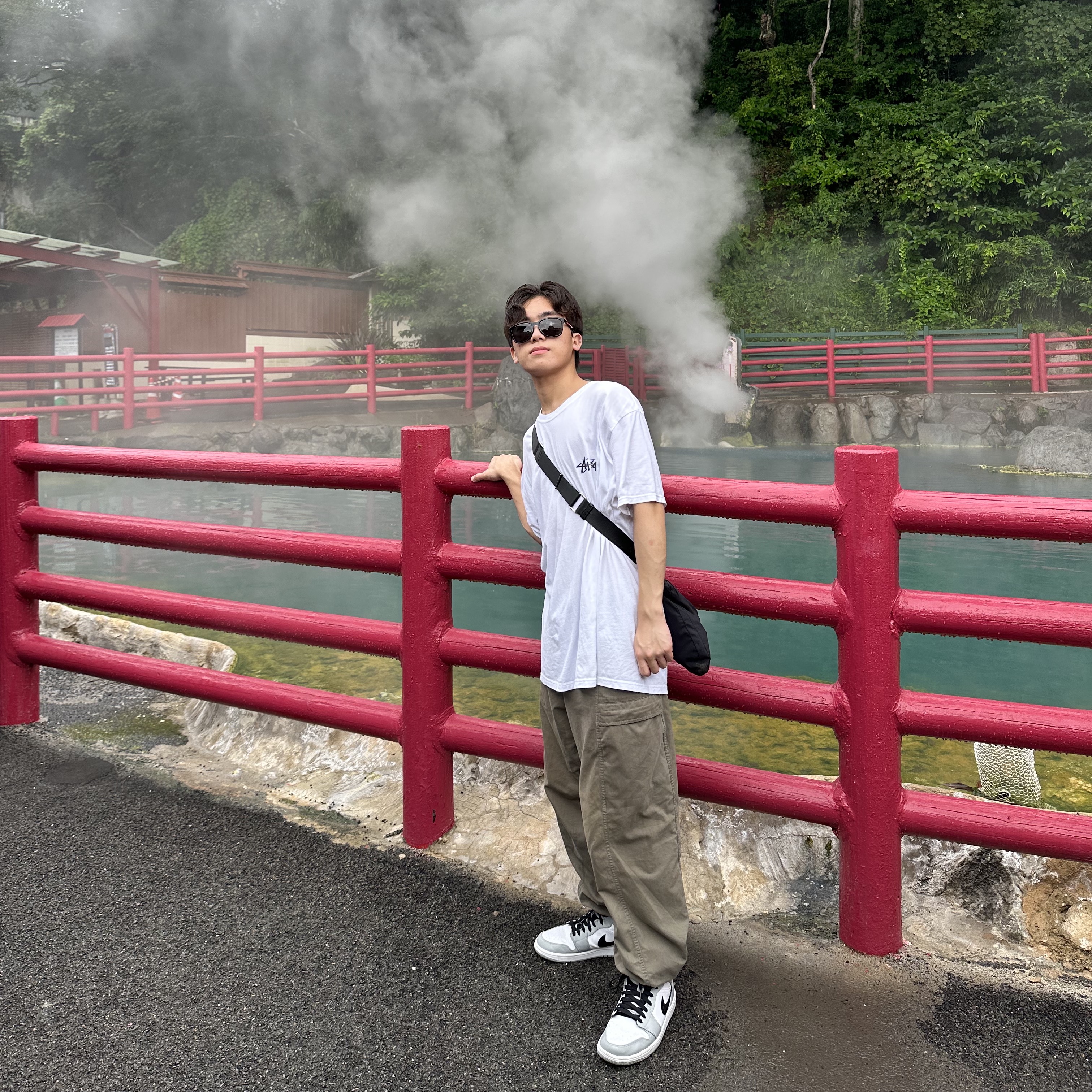 Stussy Fuzzy Dice T-Shirt White, Jordan 1 Mid Light Smoke Grey 착용 스타일