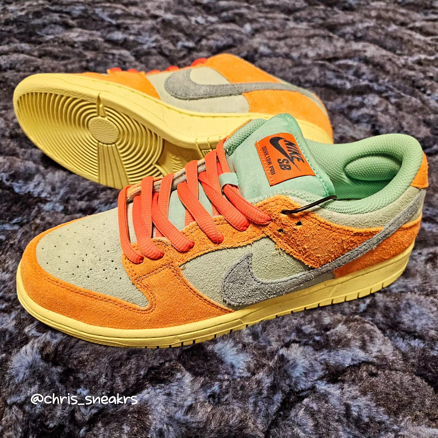 Nike SB Dunk Low Pro Premium Orange and Emerald Rise 착용 스타일 - 1