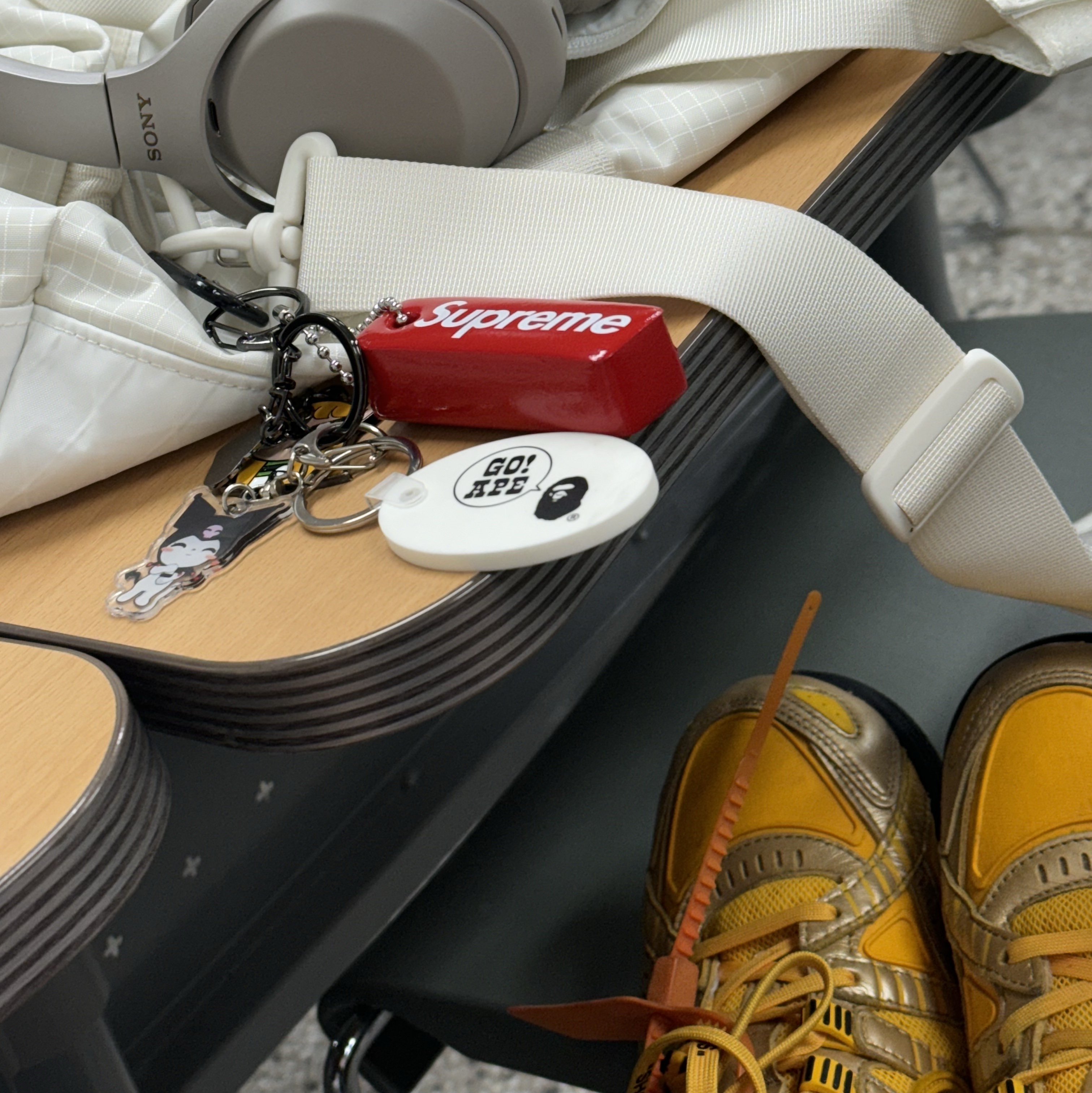 Nike x Off-White Air Rubber Dunk University Gold, Supreme Floating Keychain Red - 23FW 착용 스타일