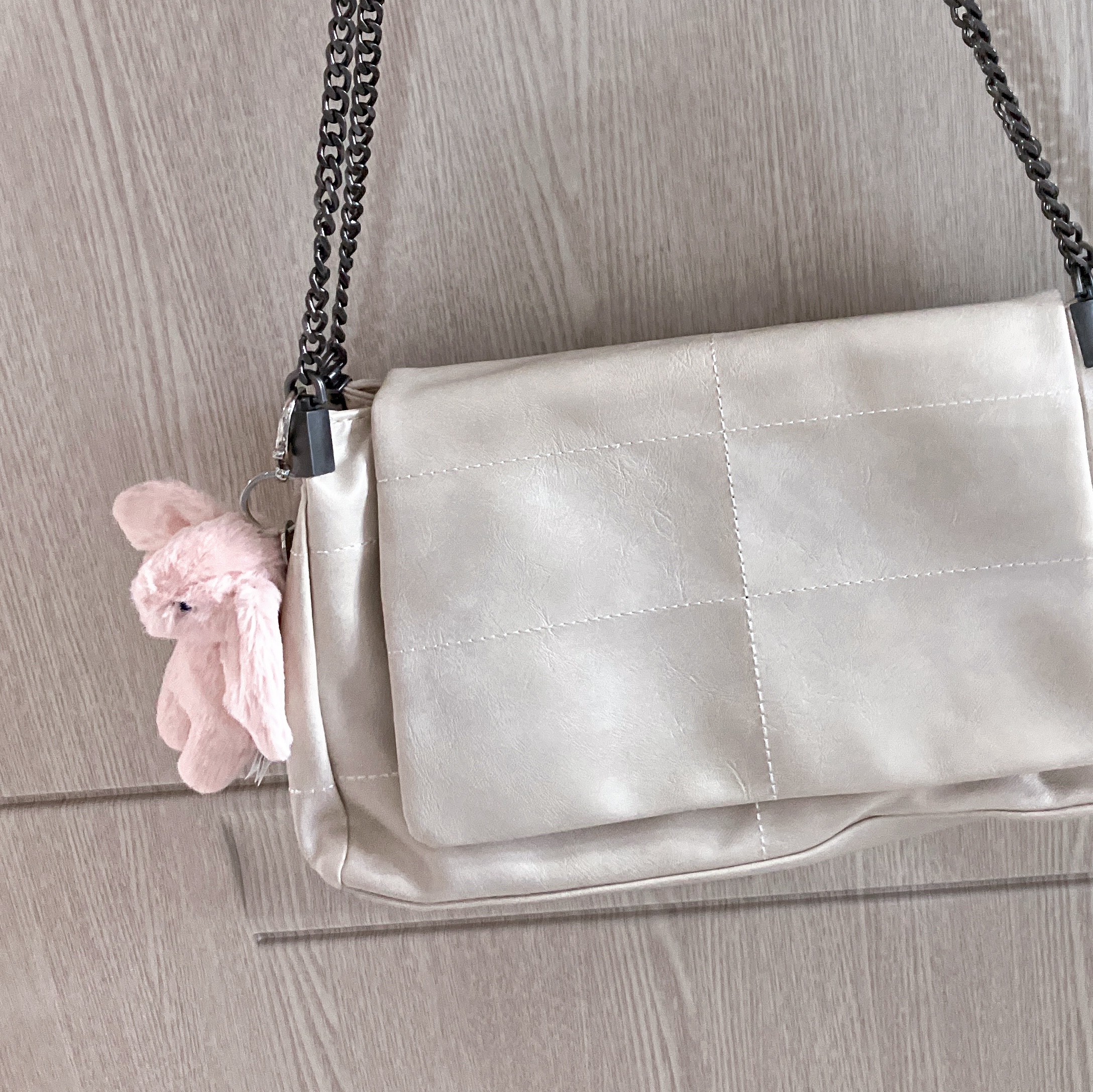 Jellycat Bashful Bunny Bag Charm Blush, Zara Rock Flap Shoulder Bag Ecru 착용 스타일 - 3