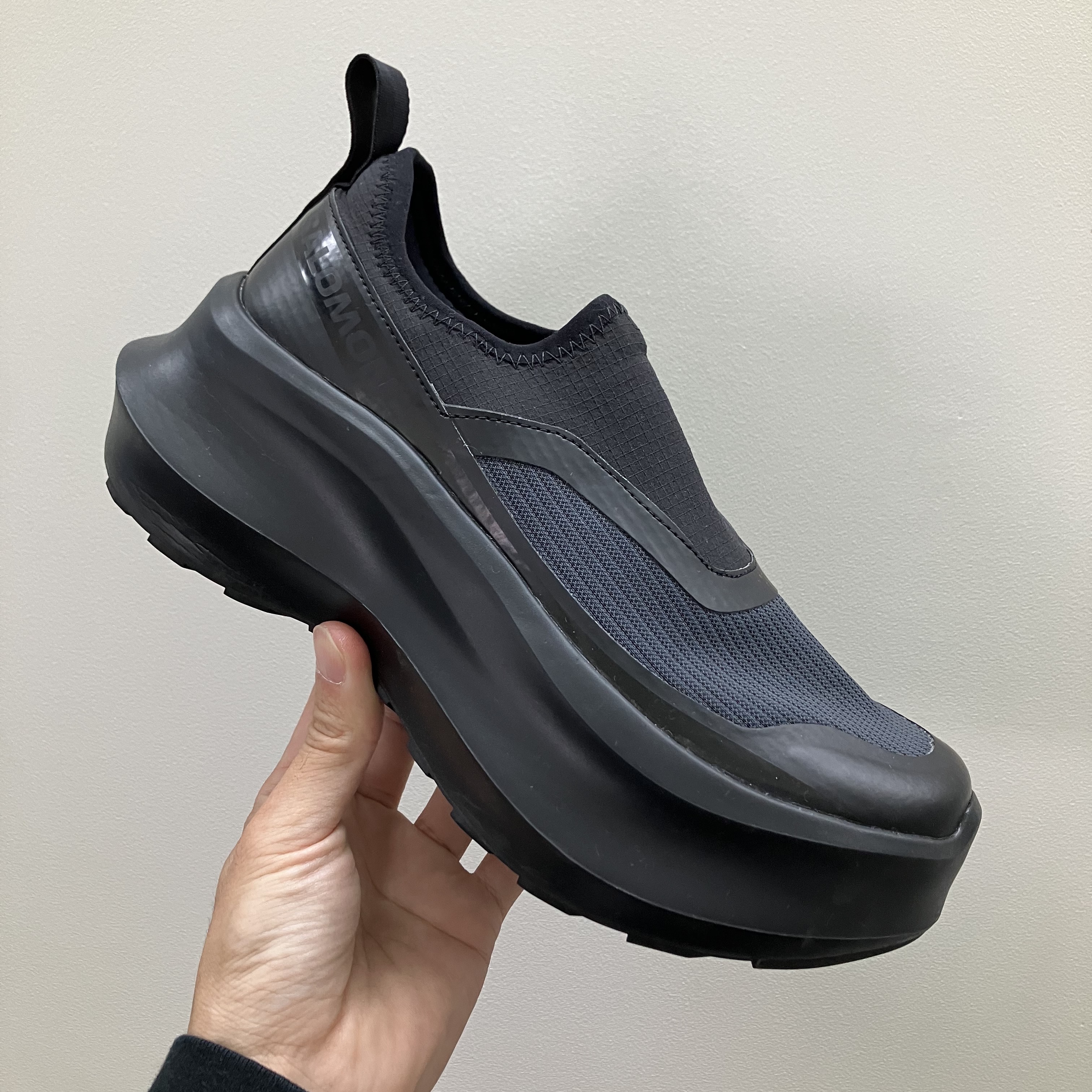 Salomon x Comme des Garcons Slip-On Platform Black 착용 스타일