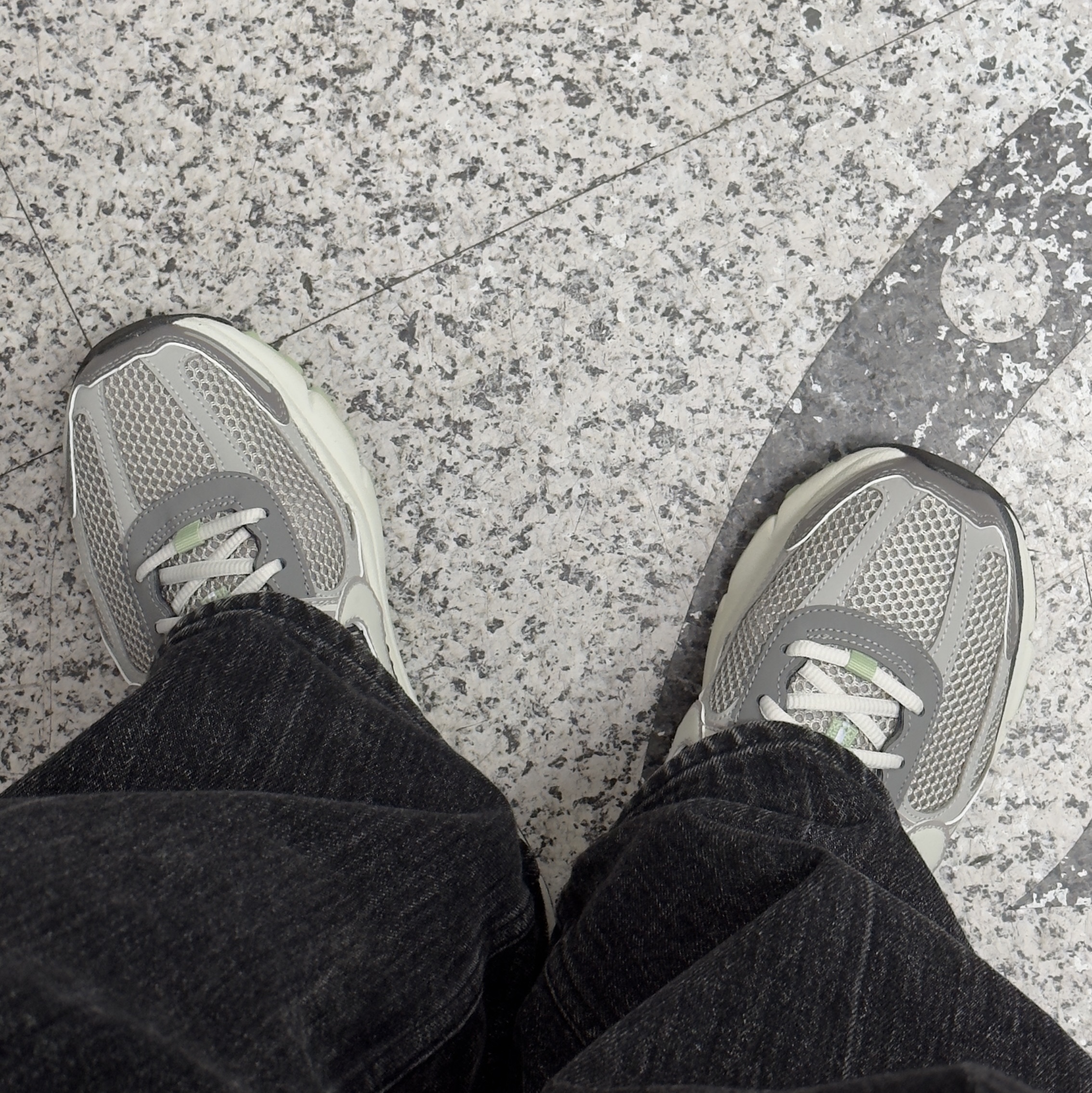 (W) Nike Zoom Vomero 5 Cobblestone and Flat Pewter 착용 스타일