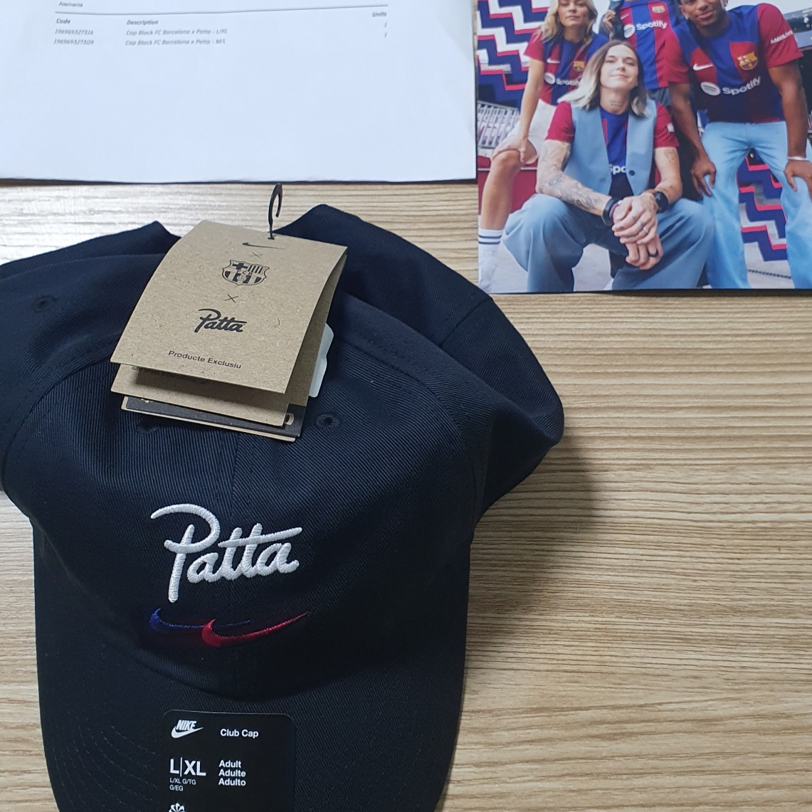 Nike x Patta x FC Barcelona Solo Swoosh Hoodie Culers del Món (FD4147-010), Nike x Parra SB Dunk Low Pro Abstract Art 착용 스타일 - 2