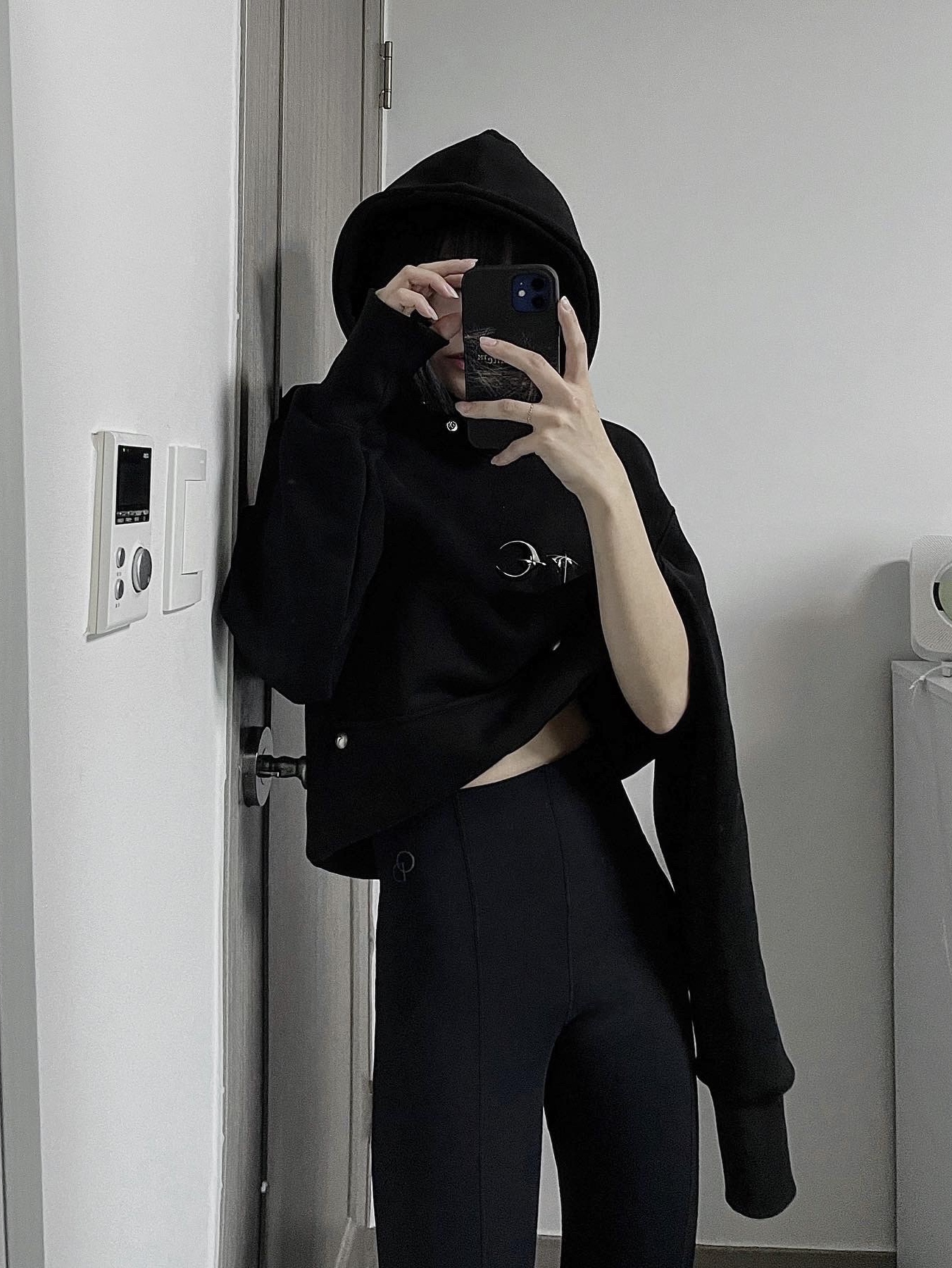 Thug Club Armor Hoodie Black 착용 스타일 - 1
