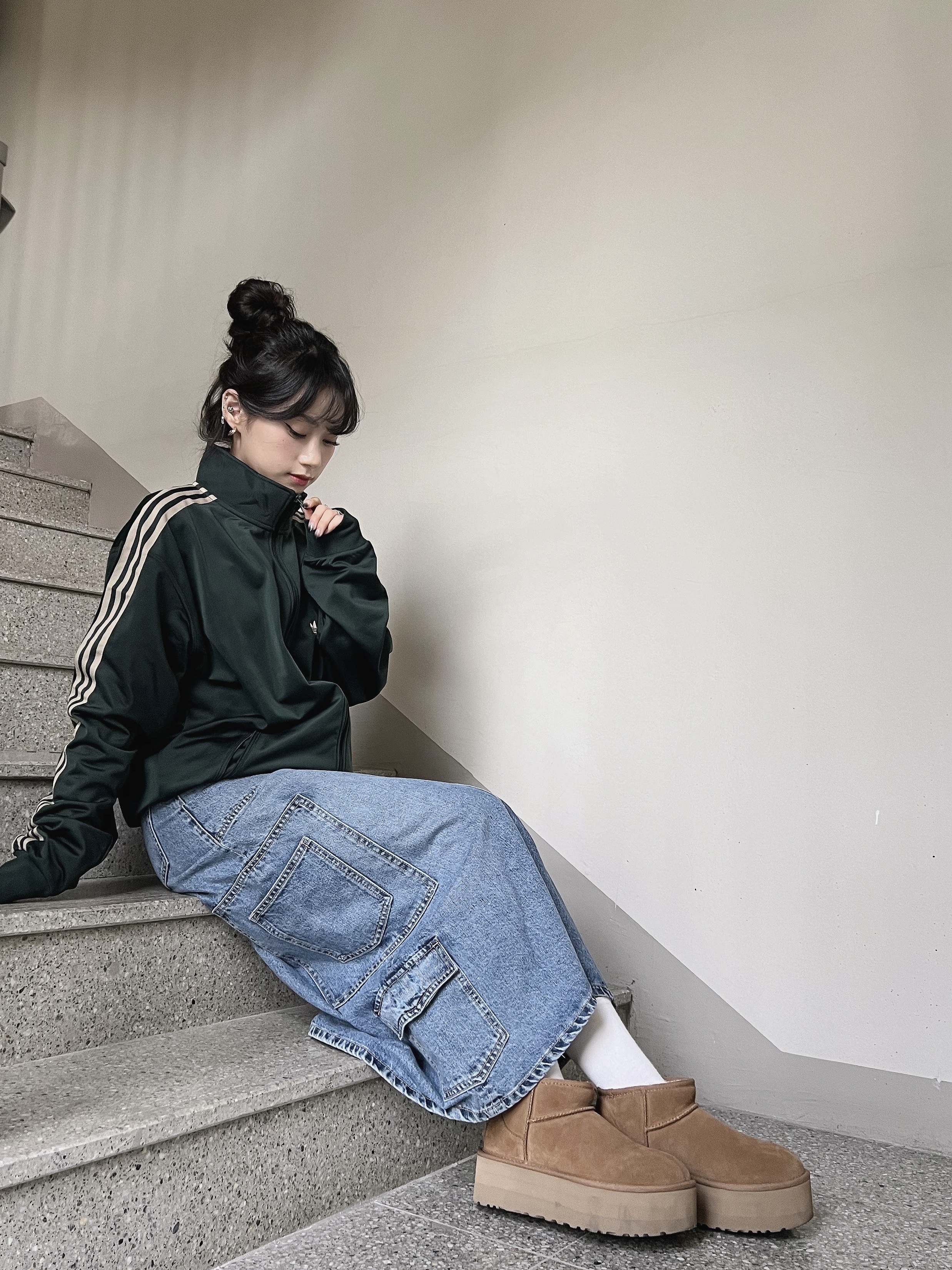 (W) UGG Classic Ultra Mini Platform Boots Chestnut, Adidas Originals Beckenbauer Track Jacket Shadow Green - KR Sizing 착용 스타일 - 2