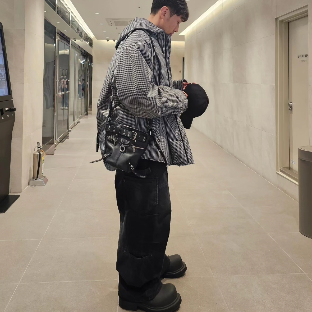 Balenciaga Nylon Padded Oversized Jacket Black, Balenciaga Cargo Pants Faded Black 착용 스타일 - 2