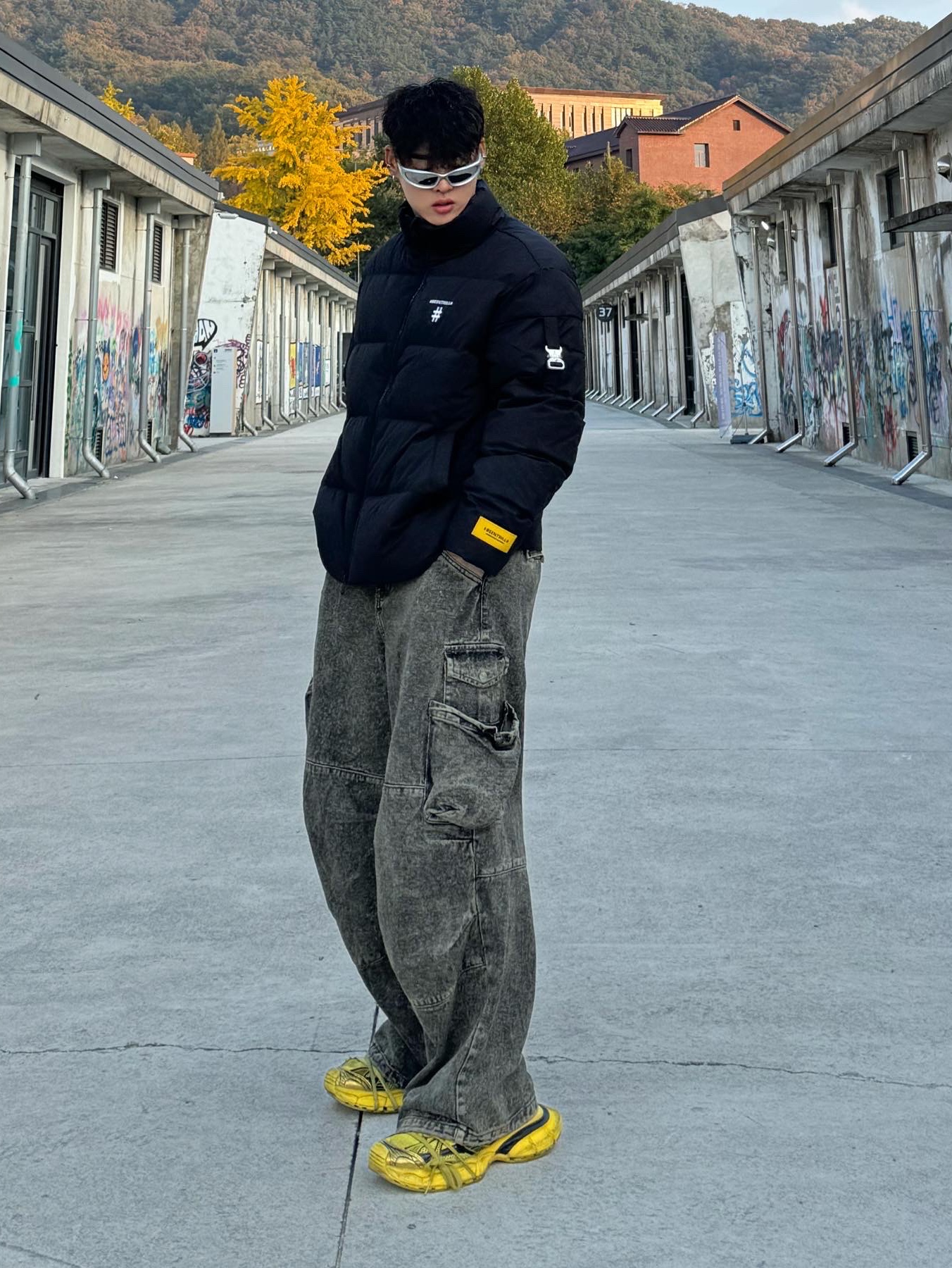 Balenciaga 3XL Sneakers Yellow Black 착용 스타일 - 1