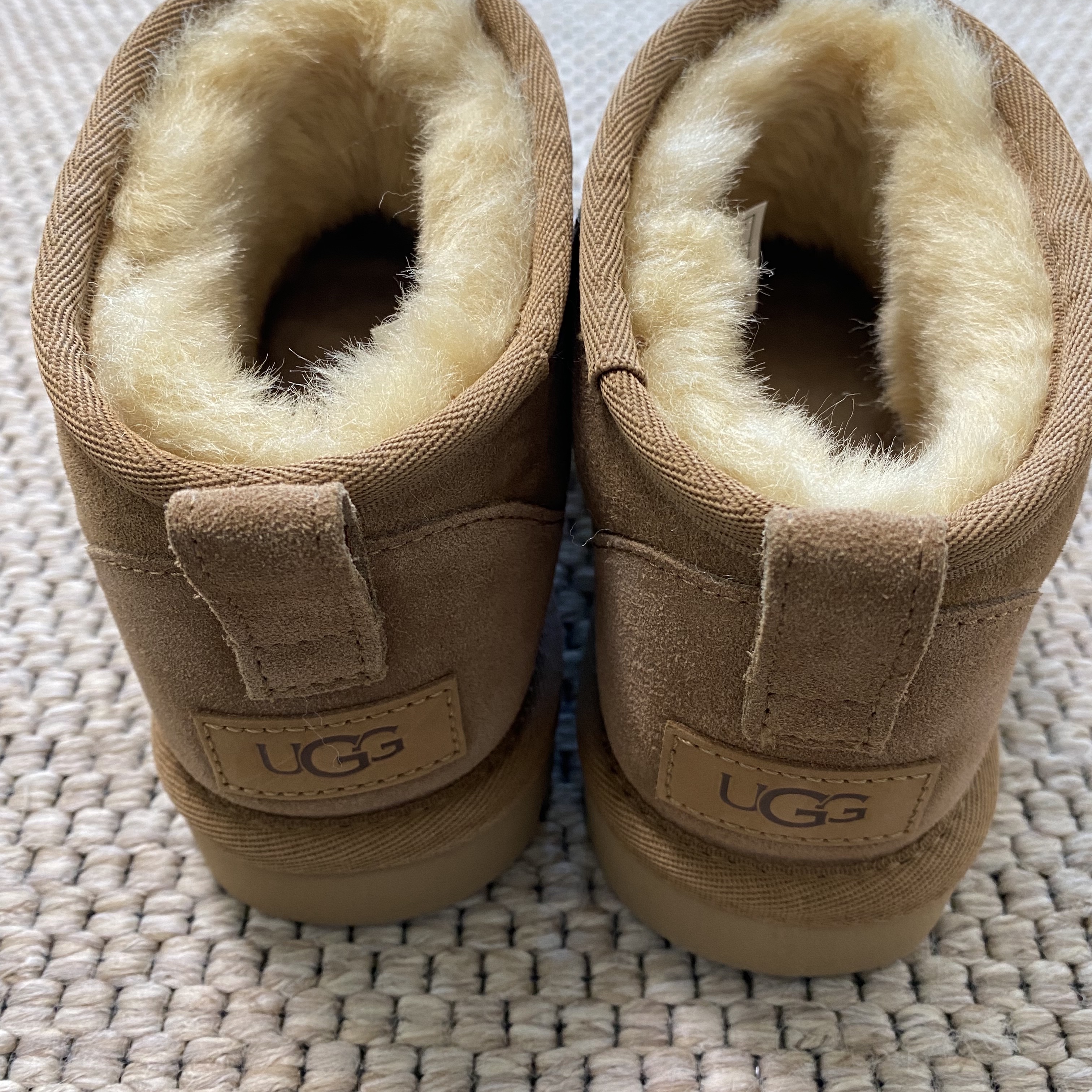 (W) UGG Classic Ultra Mini Boots Chestnut 착용 스타일 - 1
