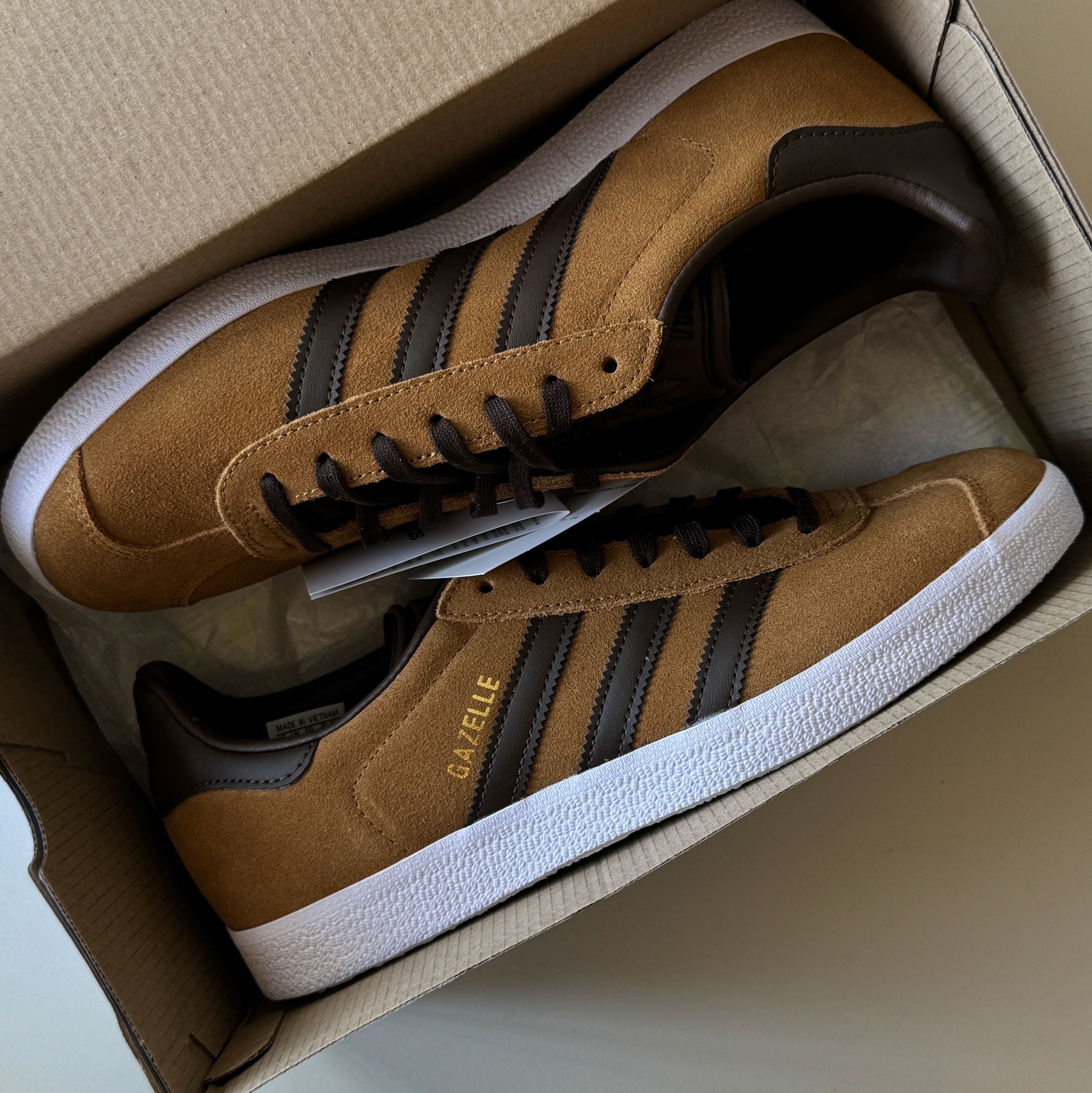 Adidas Gazelle Mesa Brown 착용 스타일 - 2